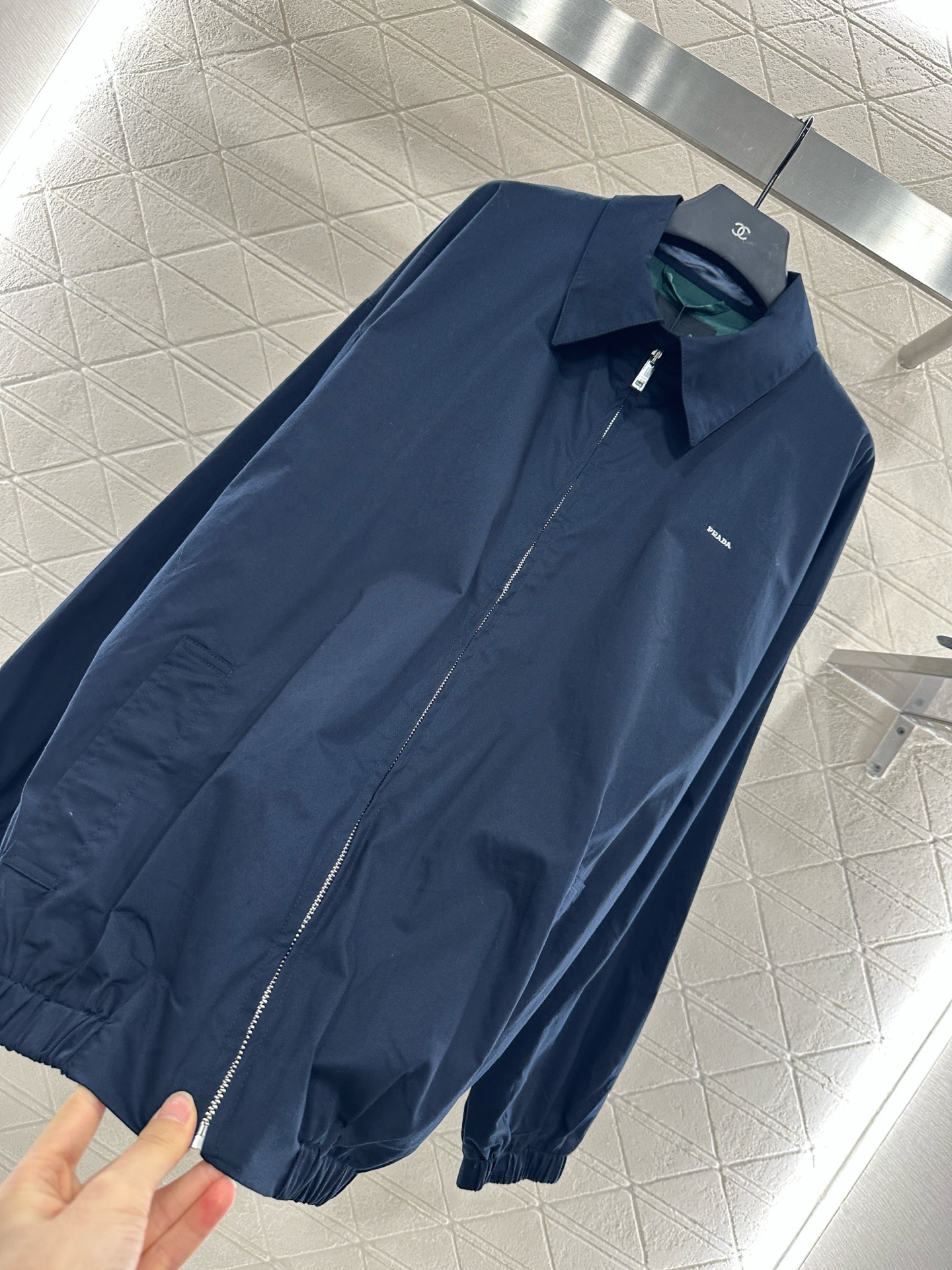 ♥Prad*♥2025新品上架
    宽松廓形夹克外套
定制YB斜纹全棉材质 质感细腻 垂感十足 穿搭