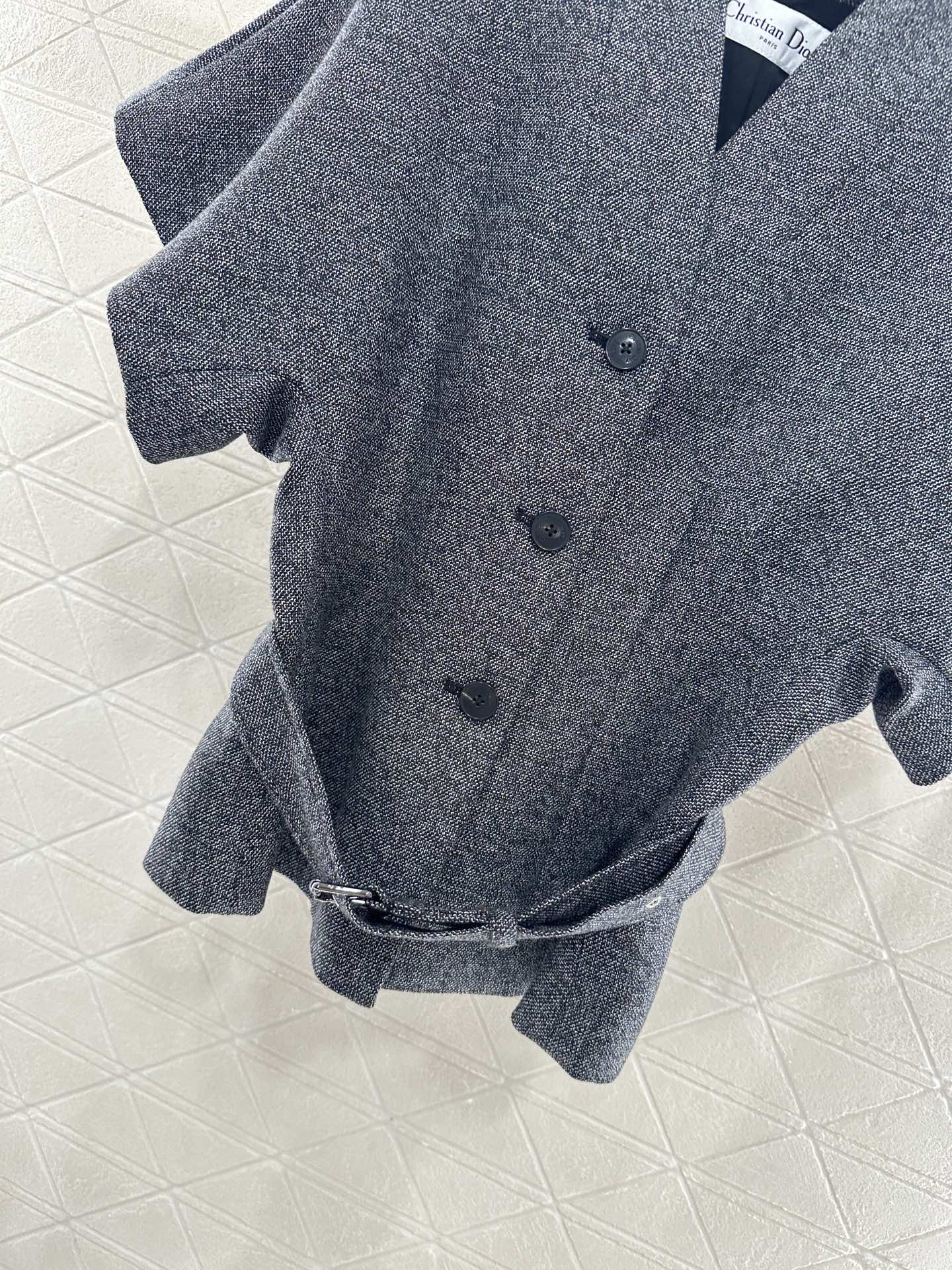 ♥Dio*♥2025新品上架
      腰带廓形外套
定制YB进口百分百羊毛材质 质感细腻 垂感有型 