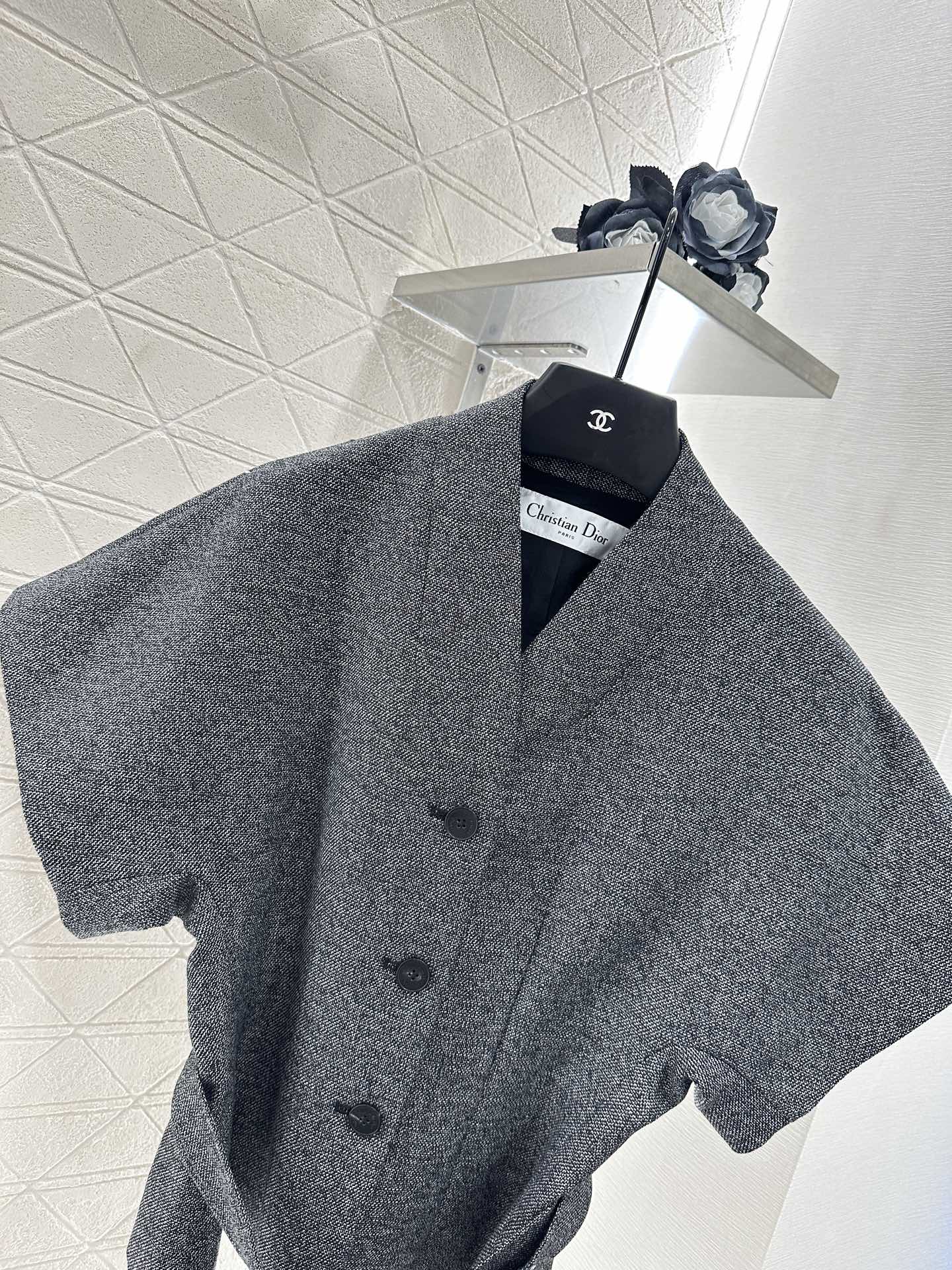 ♥Dio*♥2025新品上架
      腰带廓形外套
定制YB进口百分百羊毛材质 质感细腻 垂感有型 