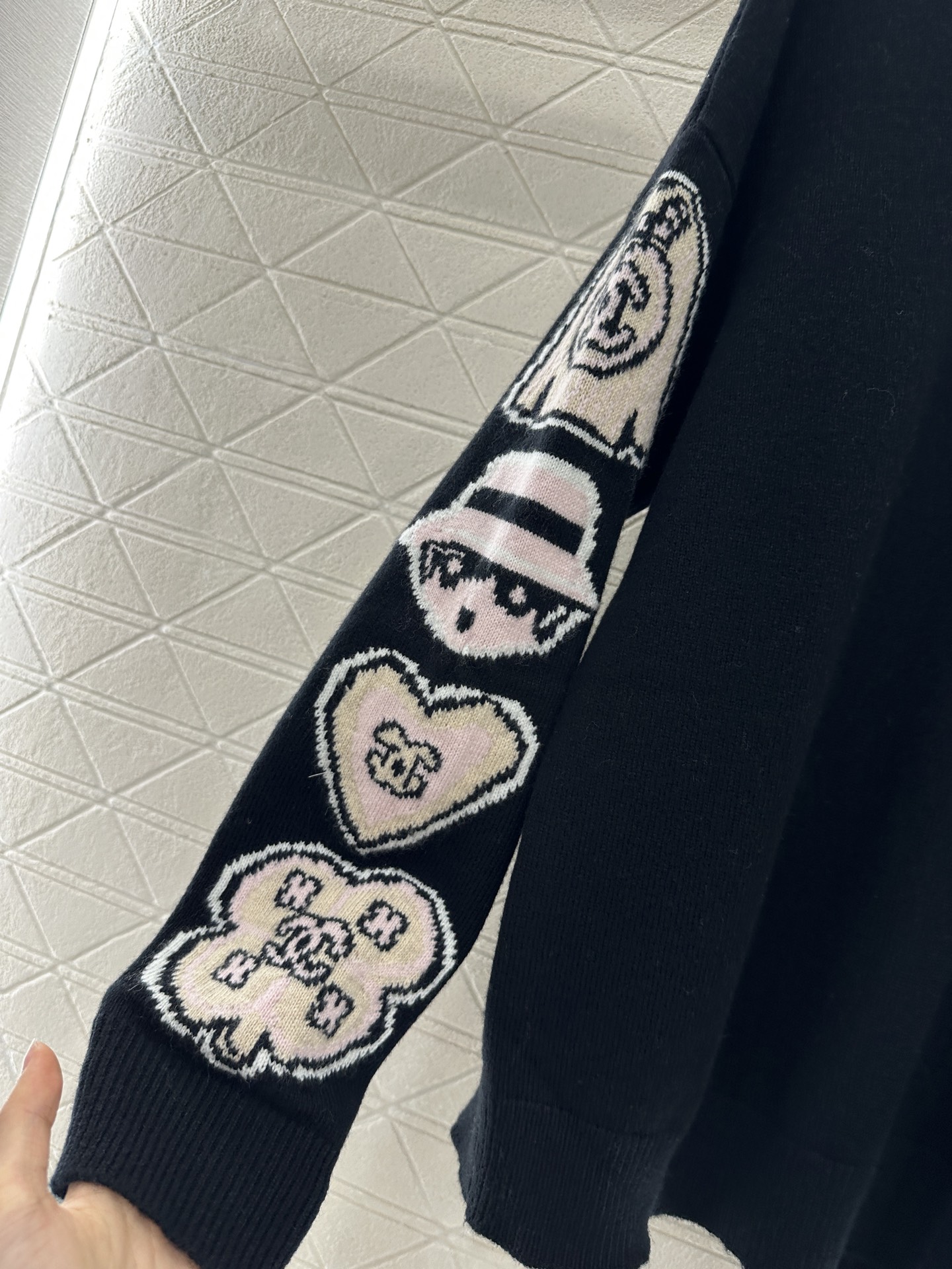 ♥Chane*♥2025新品上架
      钩花字母针织毛衣
定制YB羊绒纱线织造 柔软舒适 洋气显瘦