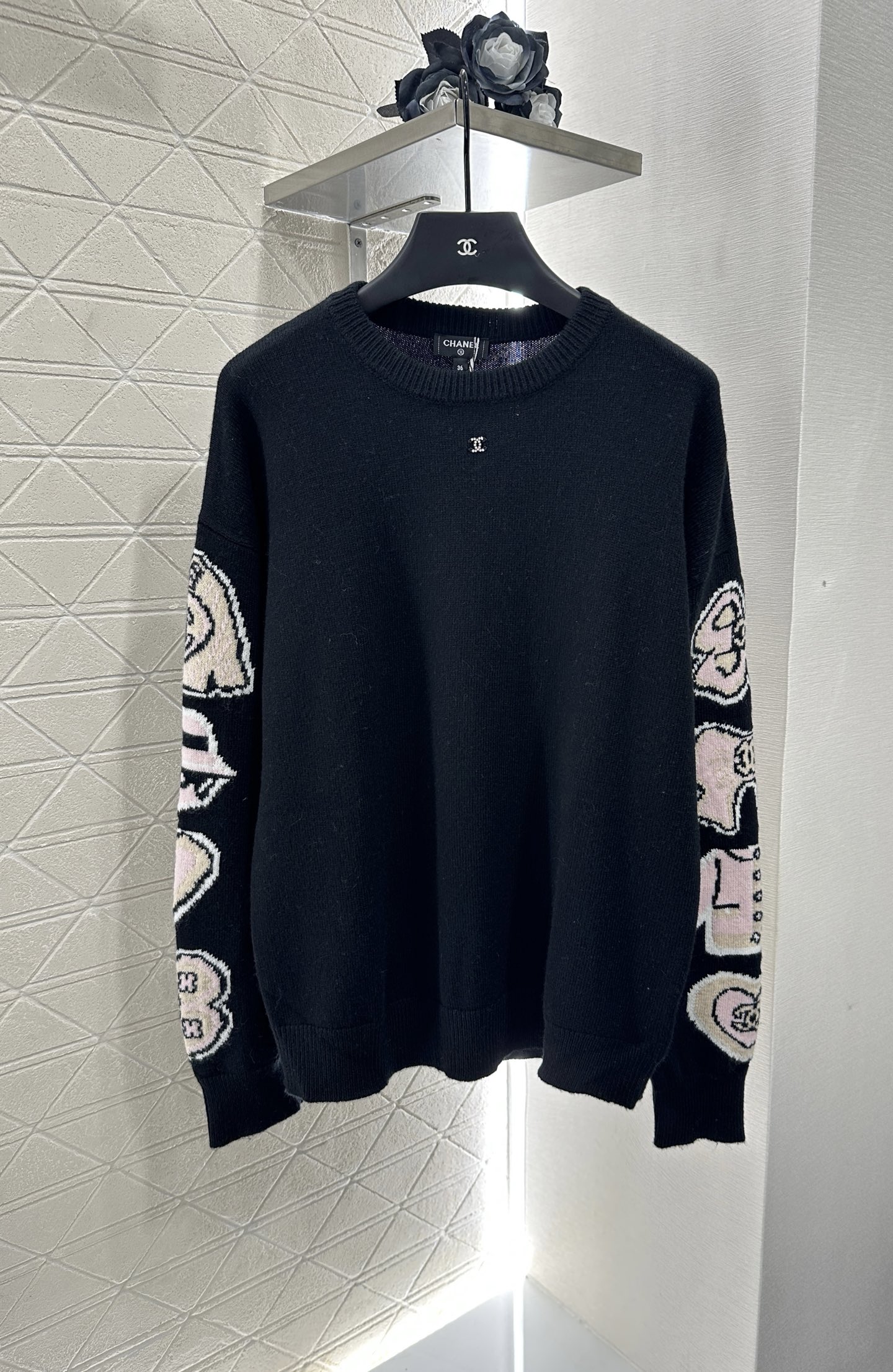 ♥Chane*♥2025新品上架
      钩花字母针织毛衣
定制YB羊绒纱线织造 柔软舒适 洋气显瘦