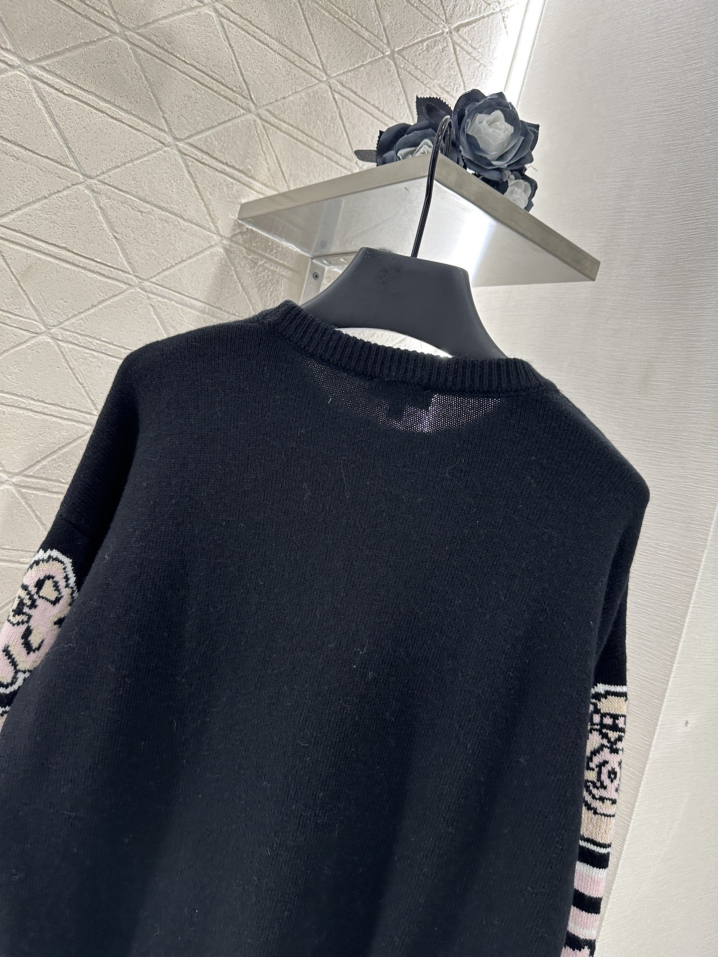 ♥Chane*♥2025新品上架
      钩花字母针织毛衣
定制YB羊绒纱线织造 柔软舒适 洋气显瘦