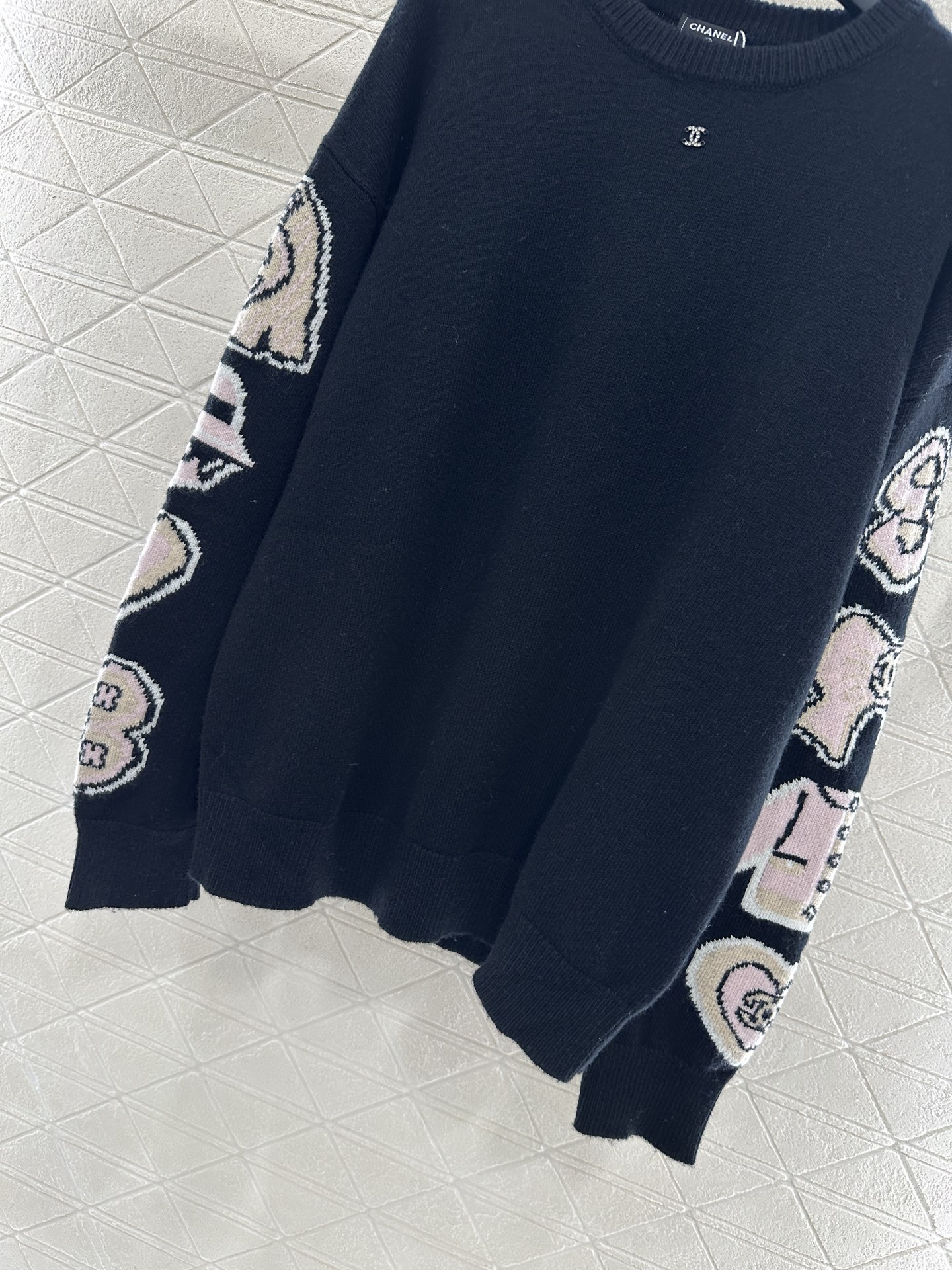 ♥Chane*♥2025新品上架
      钩花字母针织毛衣
定制YB羊绒纱线织造 柔软舒适 洋气显瘦