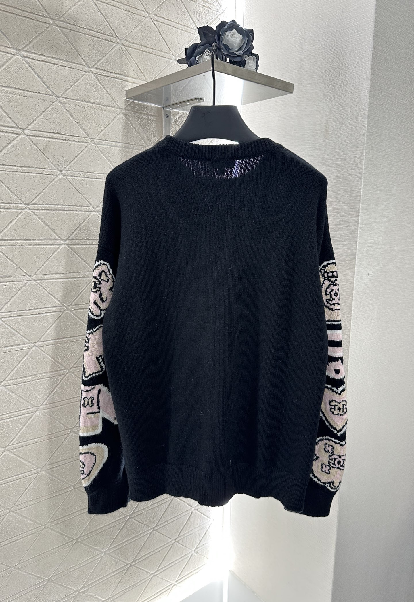 ♥Chane*♥2025新品上架
      钩花字母针织毛衣
定制YB羊绒纱线织造 柔软舒适 洋气显瘦