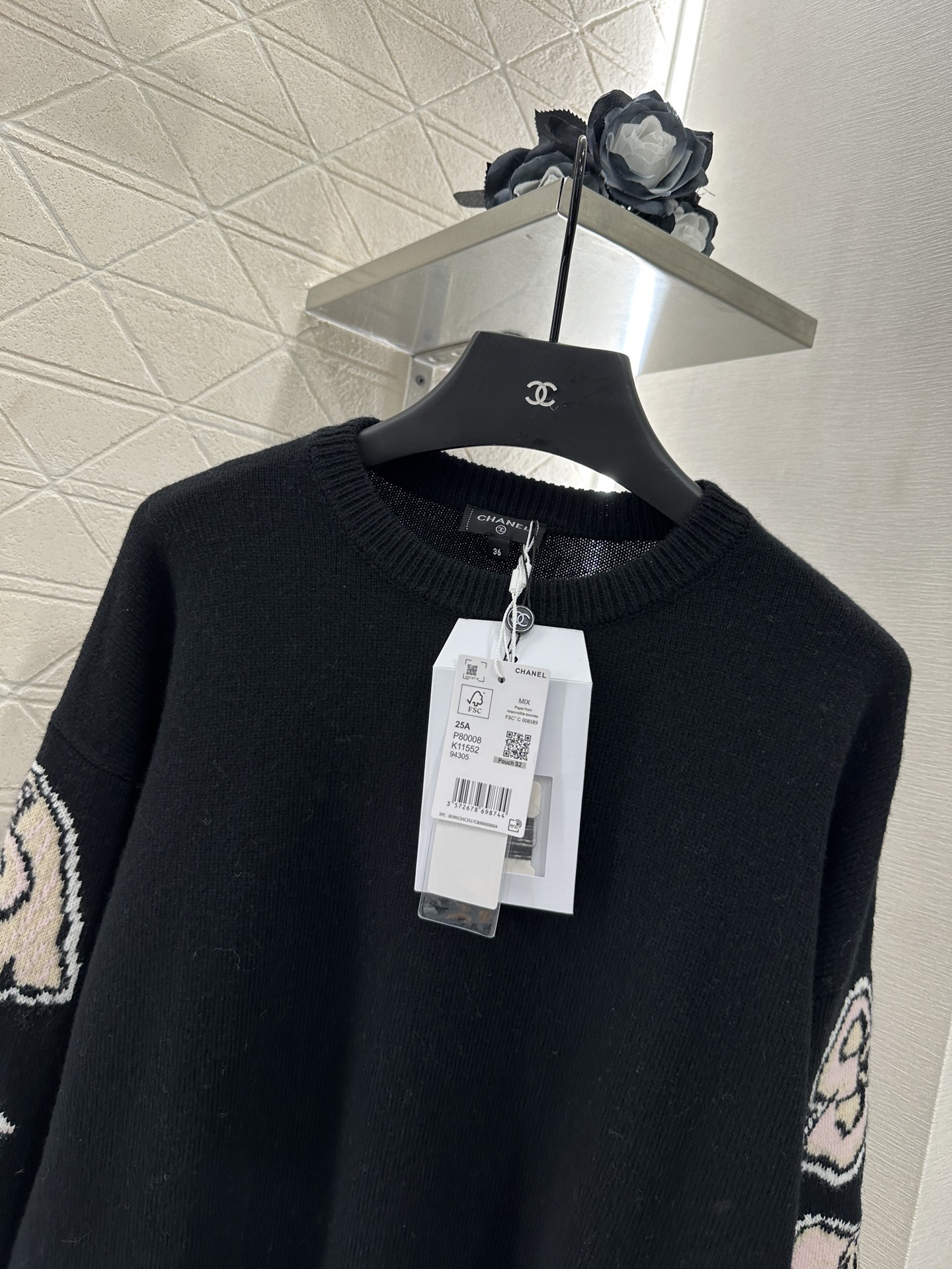 ♥Chane*♥2025新品上架
      钩花字母针织毛衣
定制YB羊绒纱线织造 柔软舒适 洋气显瘦