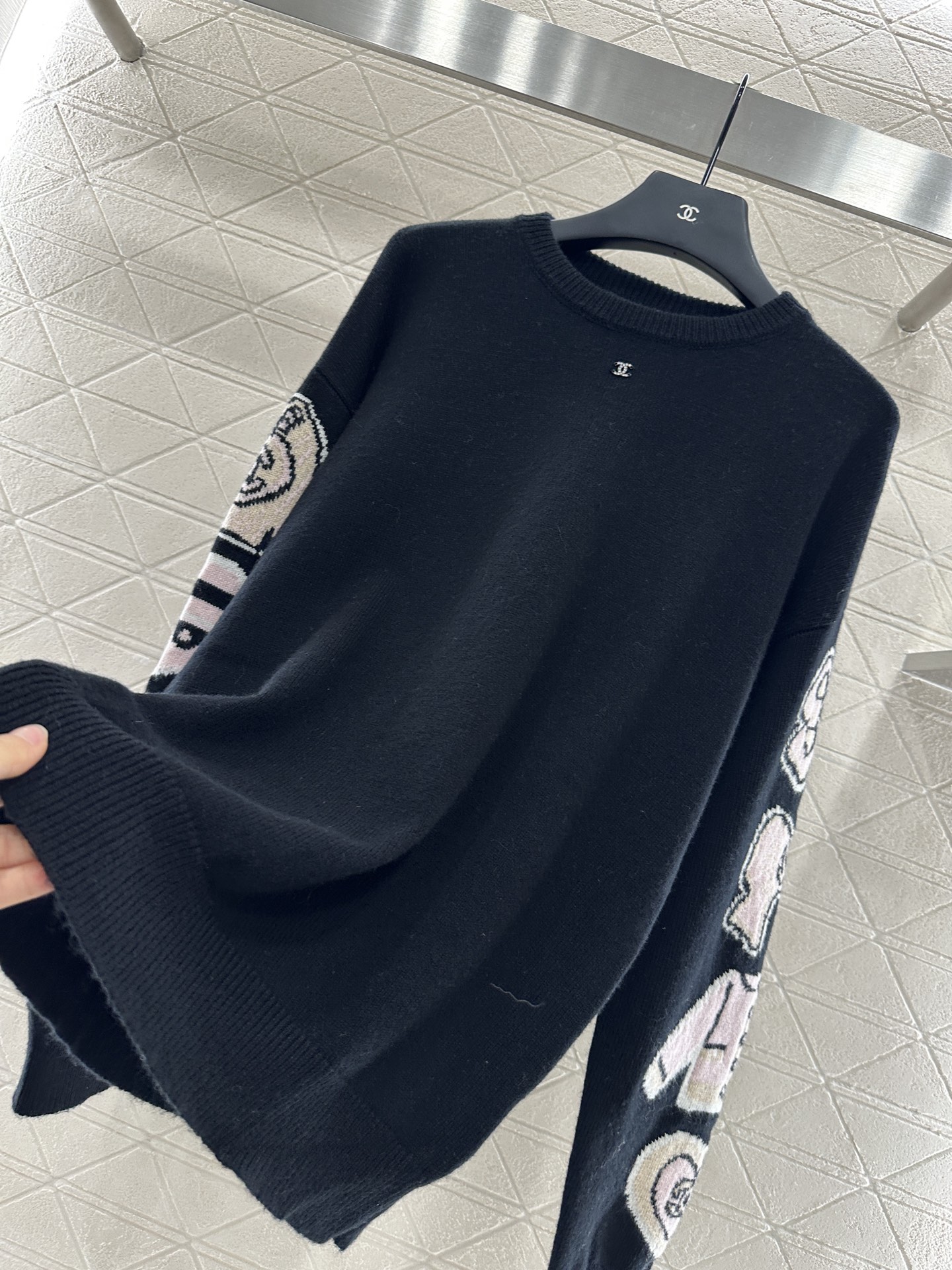 ♥Chane*♥2025新品上架
      钩花字母针织毛衣
定制YB羊绒纱线织造 柔软舒适 洋气显瘦