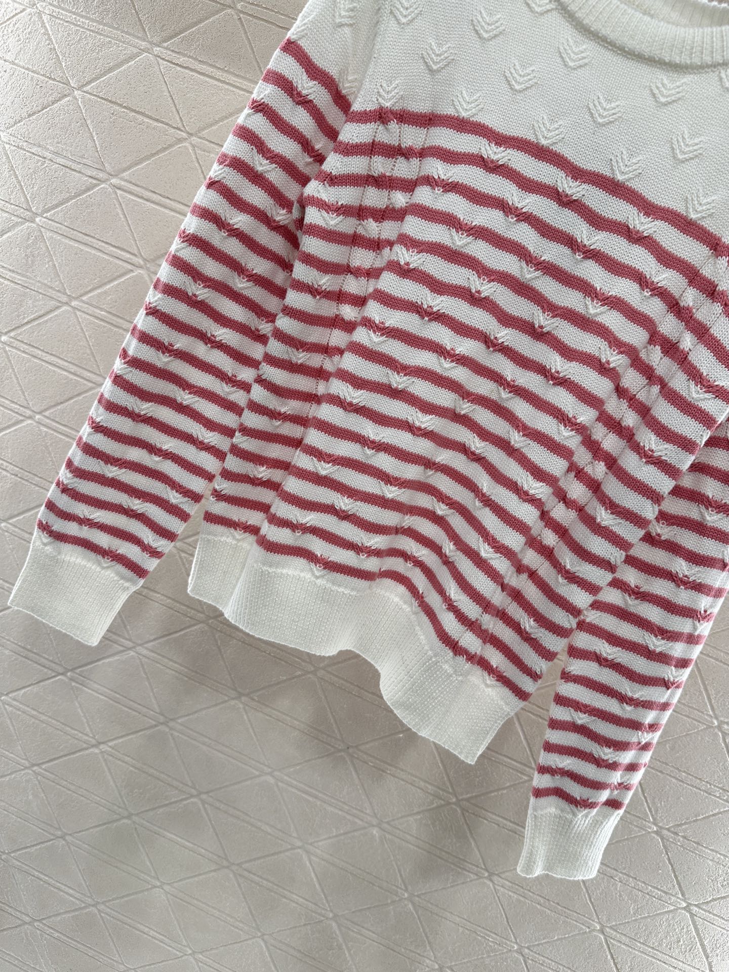 ♥Chane*♥2025新品上架
     条纹编织套头毛衣
定制YB羊毛纱线织造 质感高级 舒适柔软 