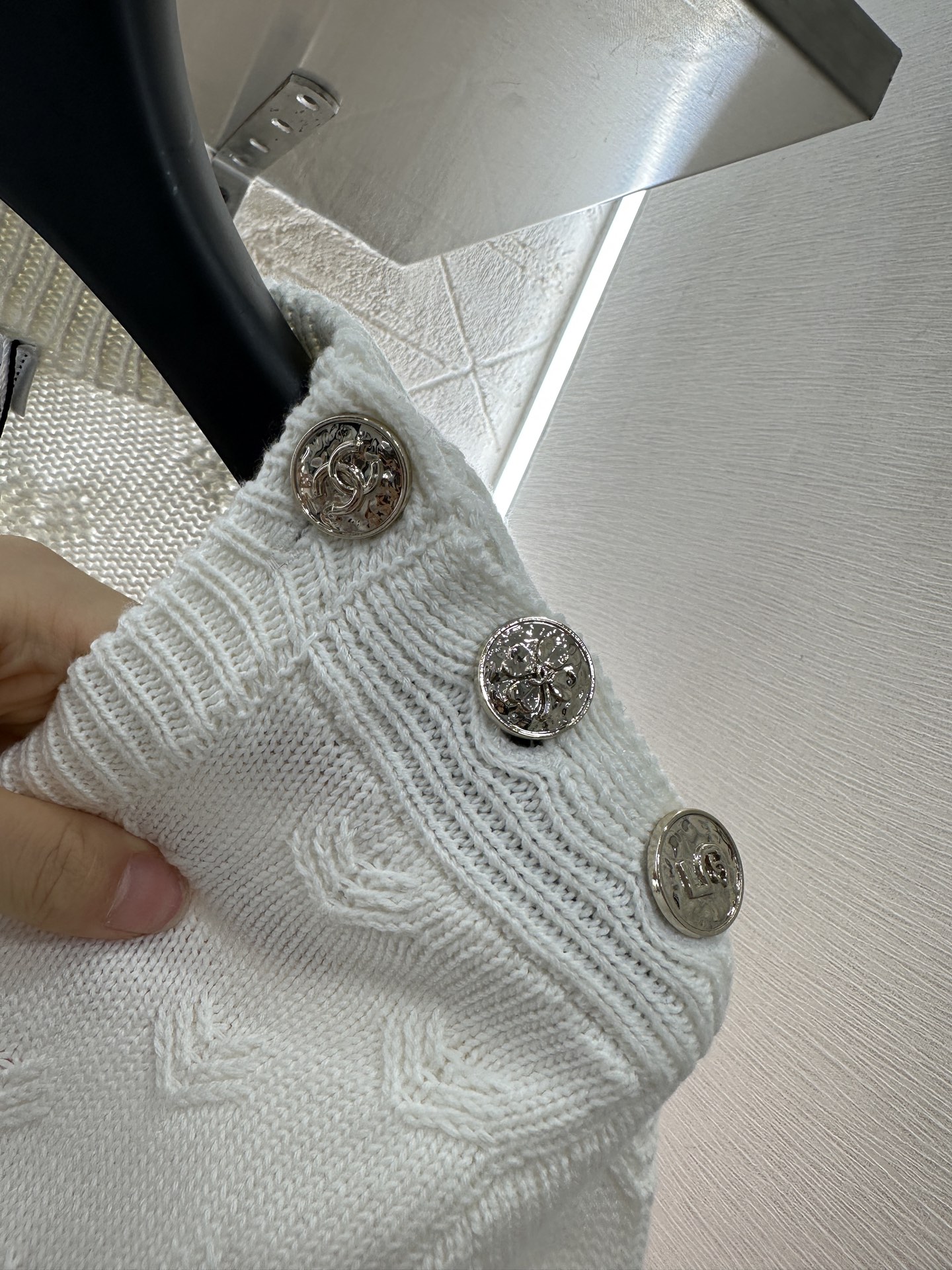 ♥Chane*♥2025新品上架
     条纹编织套头毛衣
定制YB羊毛纱线织造 质感高级 舒适柔软 