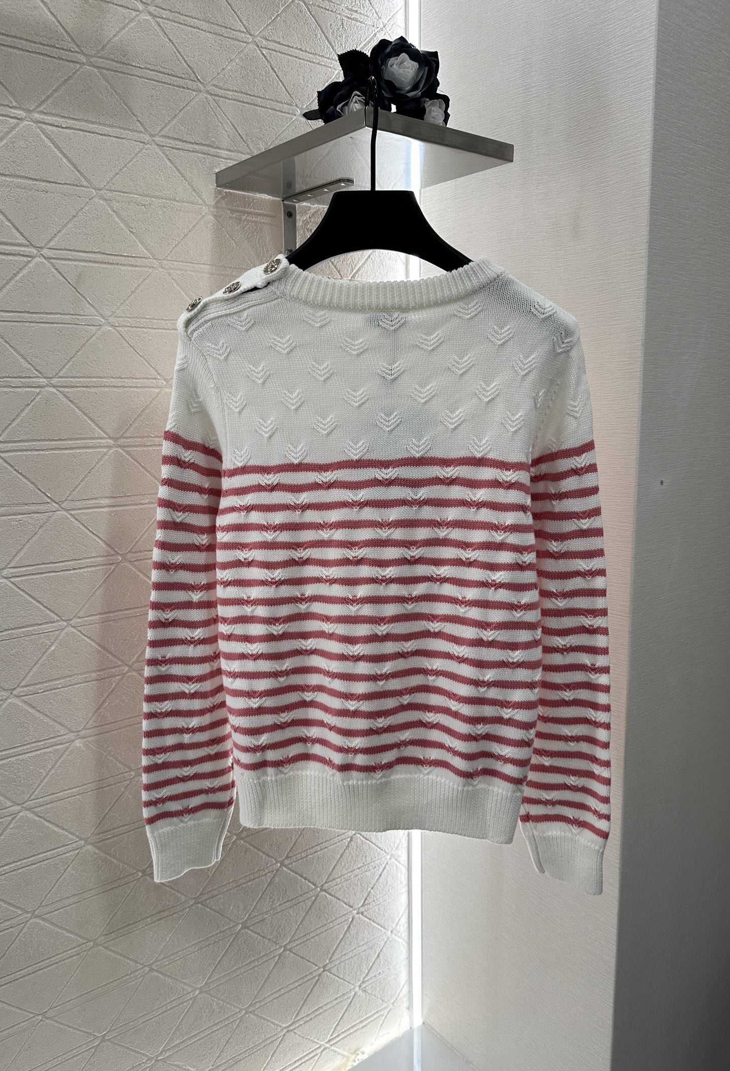 ♥Chane*♥2025新品上架
     条纹编织套头毛衣
定制YB羊毛纱线织造 质感高级 舒适柔软 