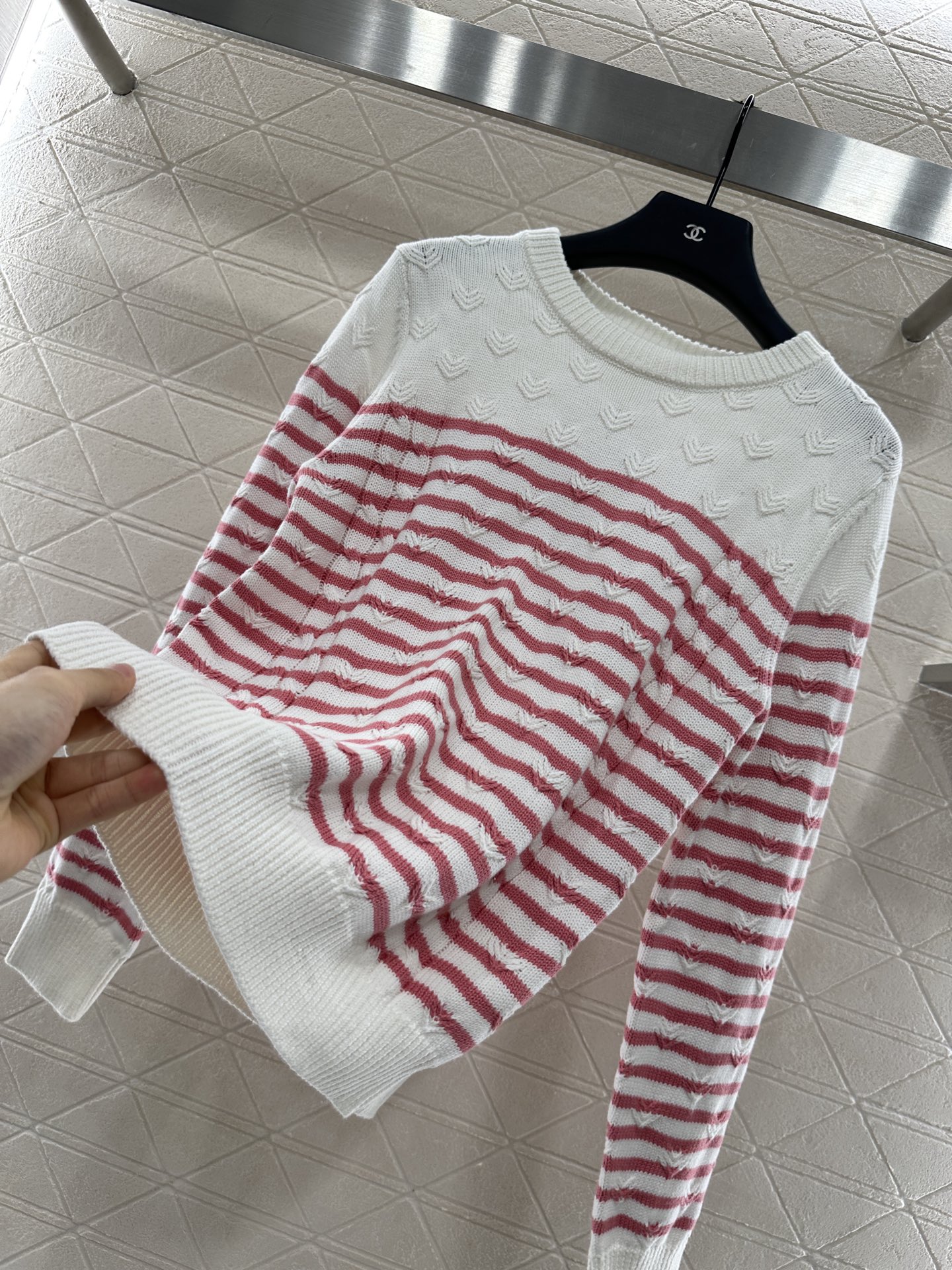 ♥Chane*♥2025新品上架
     条纹编织套头毛衣
定制YB羊毛纱线织造 质感高级 舒适柔软 