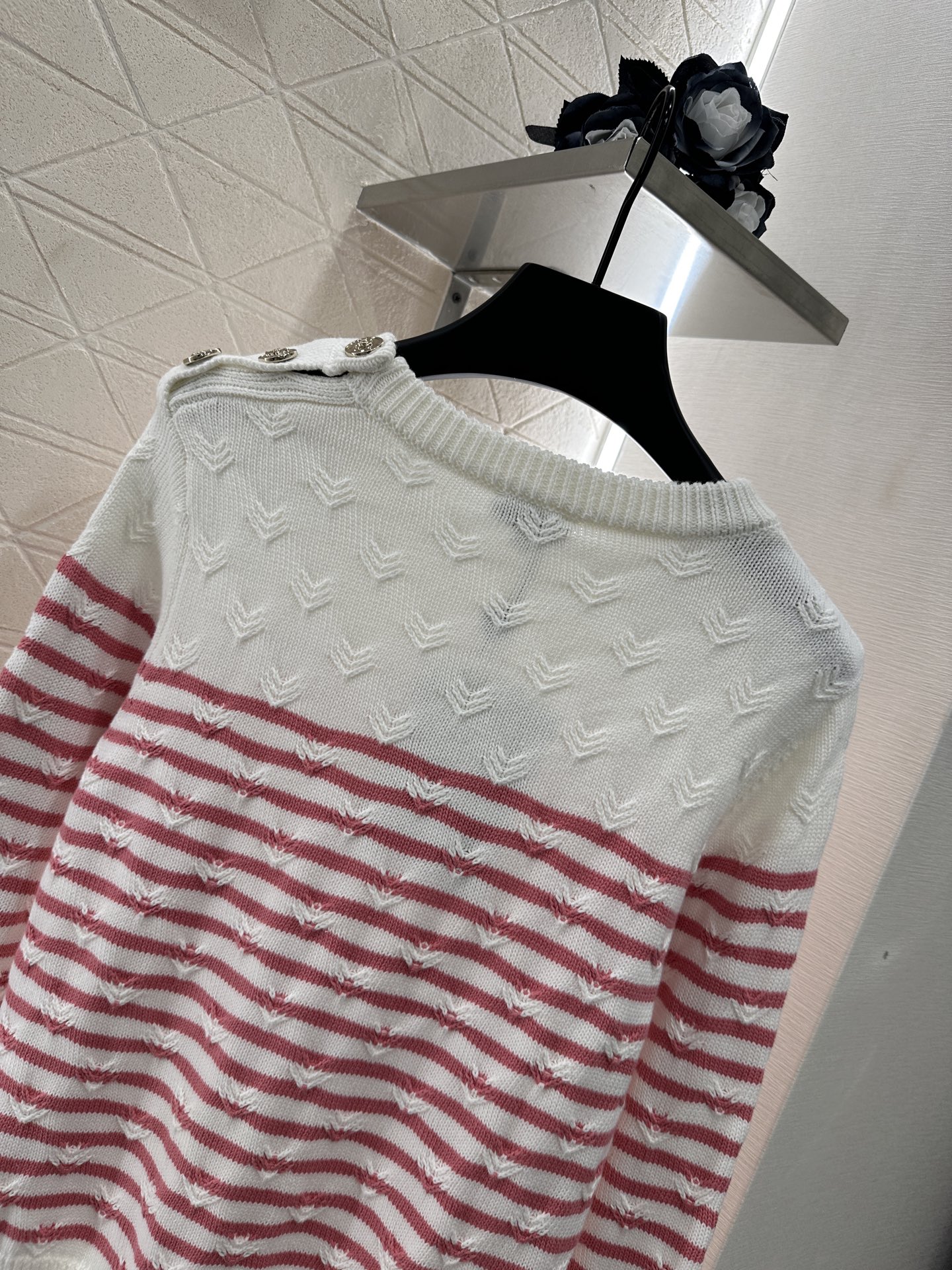 ♥Chane*♥2025新品上架
     条纹编织套头毛衣
定制YB羊毛纱线织造 质感高级 舒适柔软 