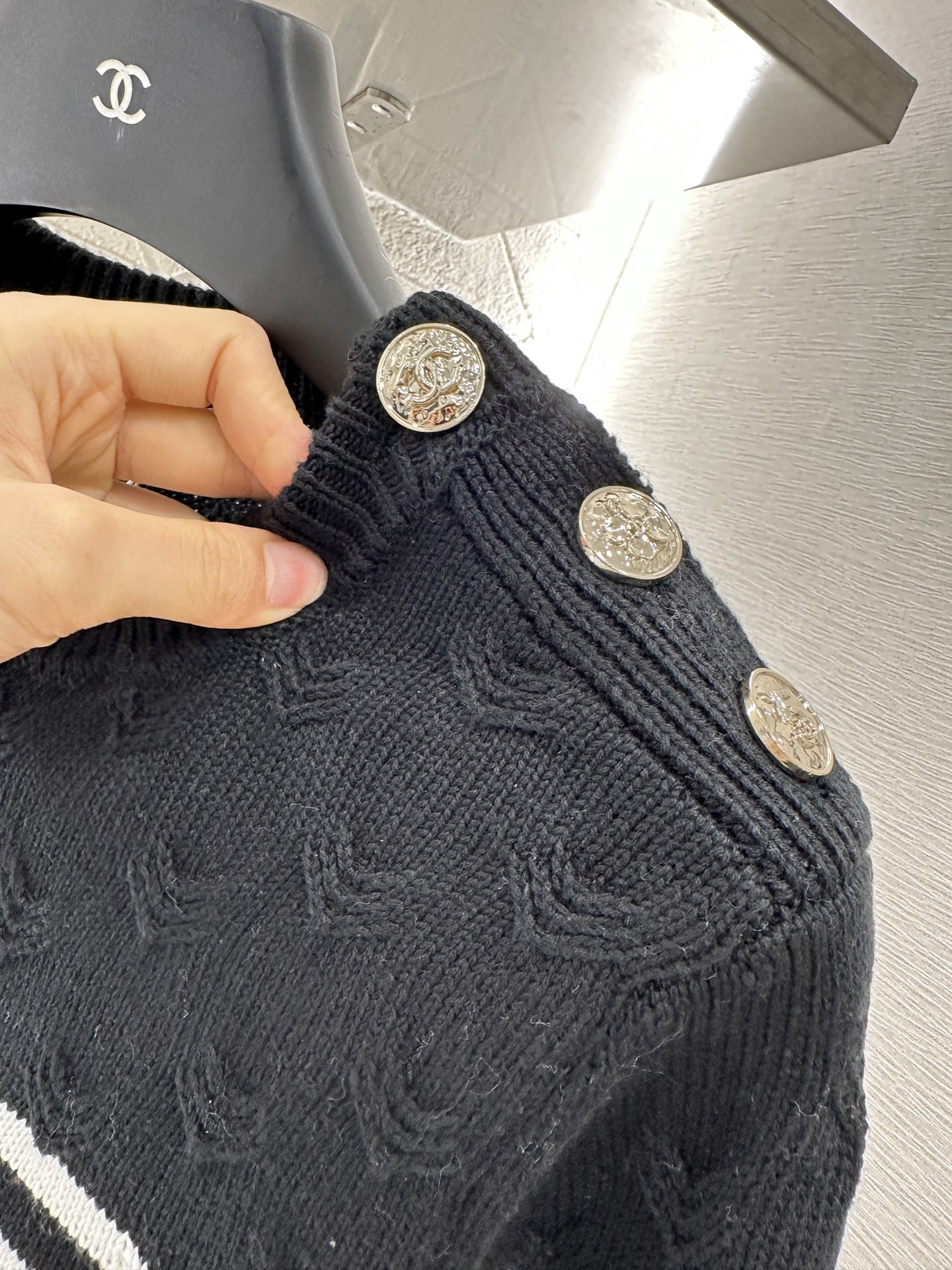 ♥Chane*♥2025新品上架
     条纹编织套头毛衣
定制YB羊毛纱线织造 质感高级 舒适柔软 