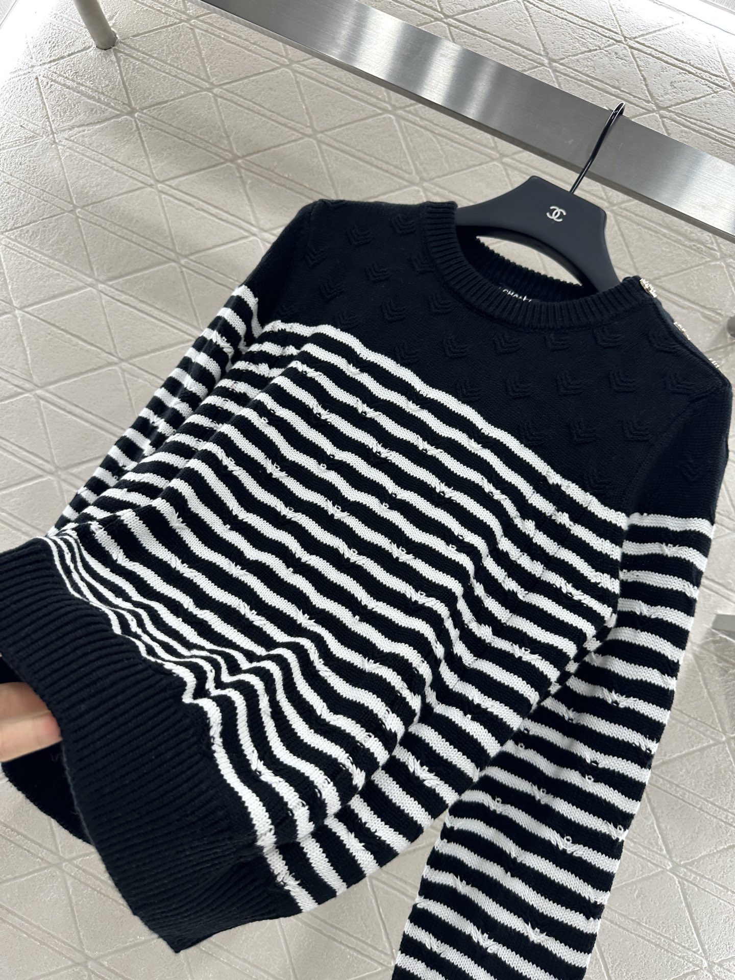 ♥Chane*♥2025新品上架
     条纹编织套头毛衣
定制YB羊毛纱线织造 质感高级 舒适柔软 