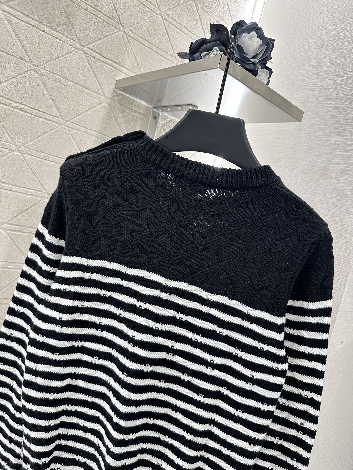 ♥Chane*♥2025新品上架
     条纹编织套头毛衣
定制YB羊毛纱线织造 质感高级 舒适柔软 