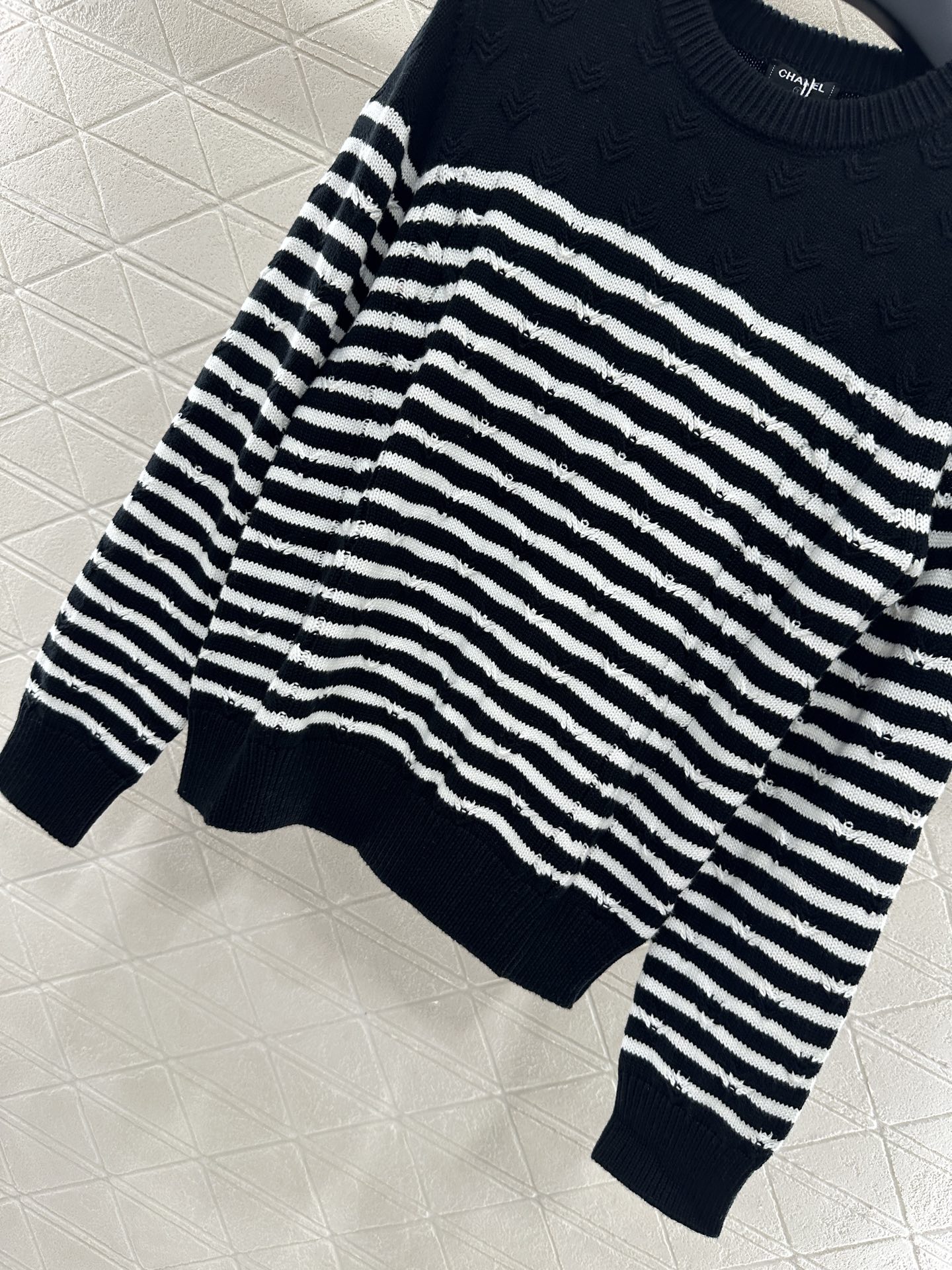 ♥Chane*♥2025新品上架
     条纹编织套头毛衣
定制YB羊毛纱线织造 质感高级 舒适柔软 