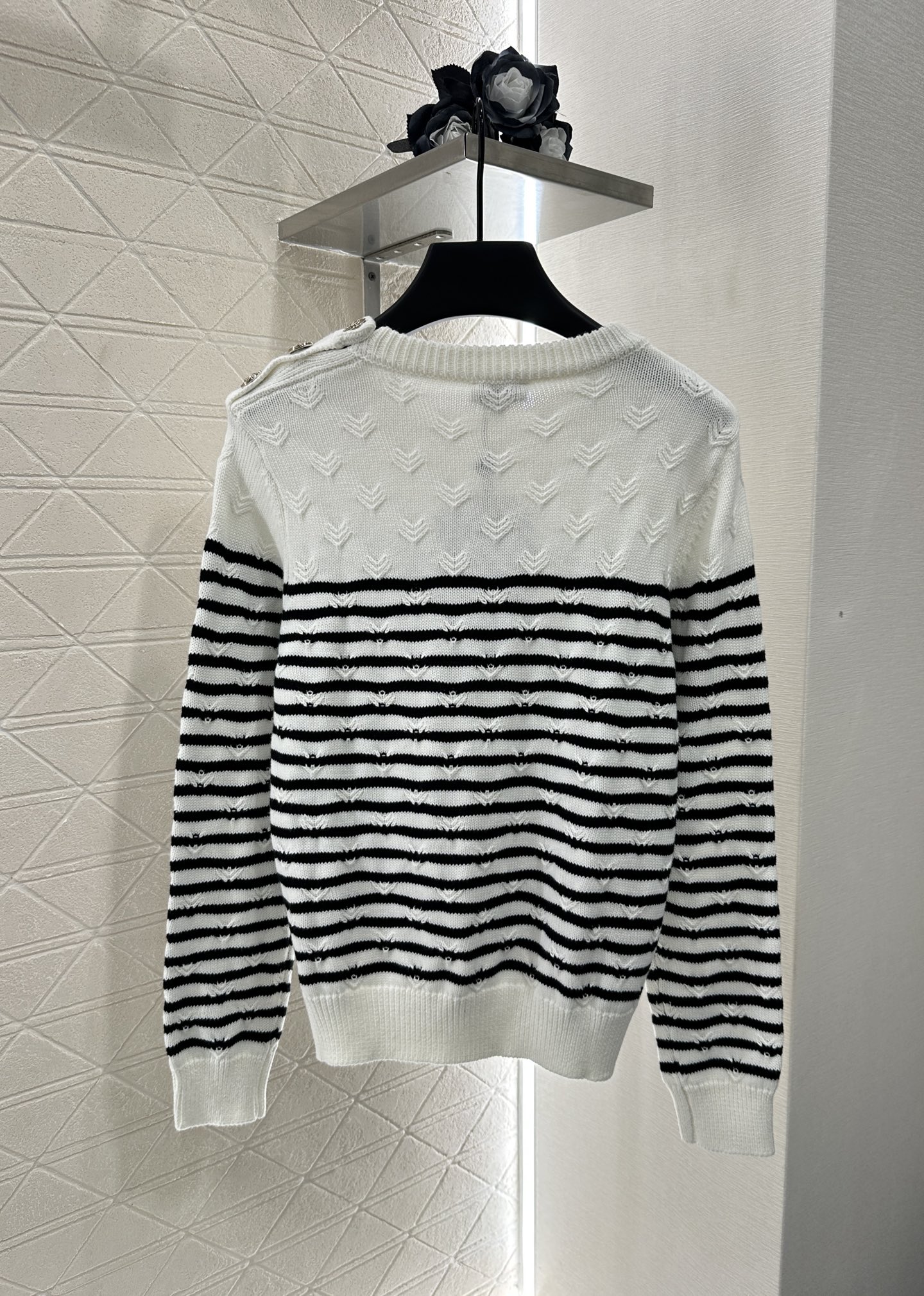 ♥Chane*♥2025新品上架
     条纹编织套头毛衣
定制YB羊毛纱线织造 质感高级 舒适柔软 