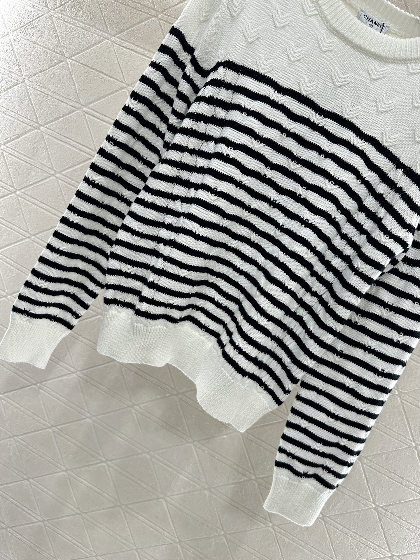 ♥Chane*♥2025新品上架
     条纹编织套头毛衣
定制YB羊毛纱线织造 质感高级 舒适柔软 