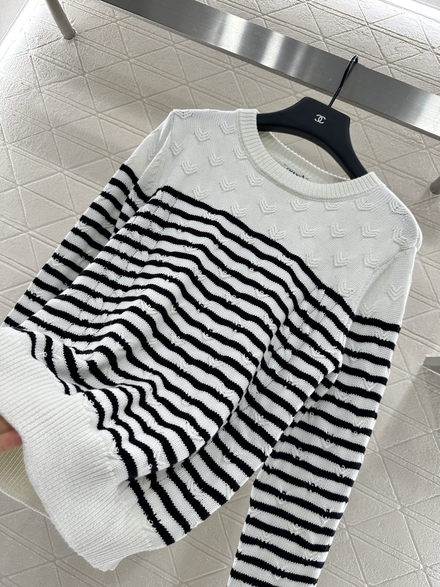 ♥Chane*♥2025新品上架
     条纹编织套头毛衣
定制YB羊毛纱线织造 质感高级 舒适柔软 