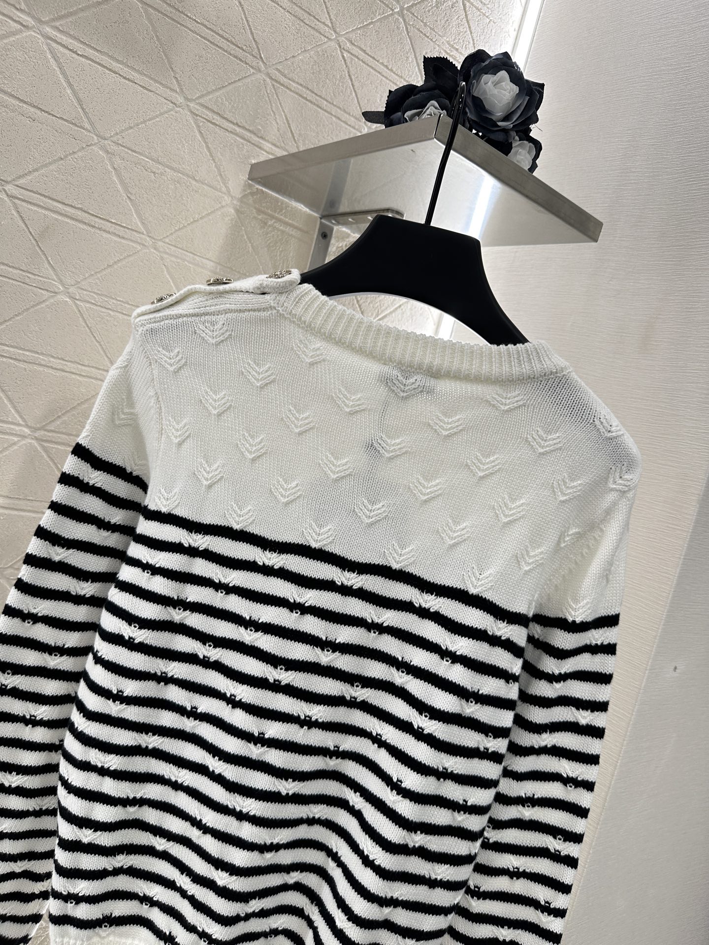 ♥Chane*♥2025新品上架
     条纹编织套头毛衣
定制YB羊毛纱线织造 质感高级 舒适柔软 