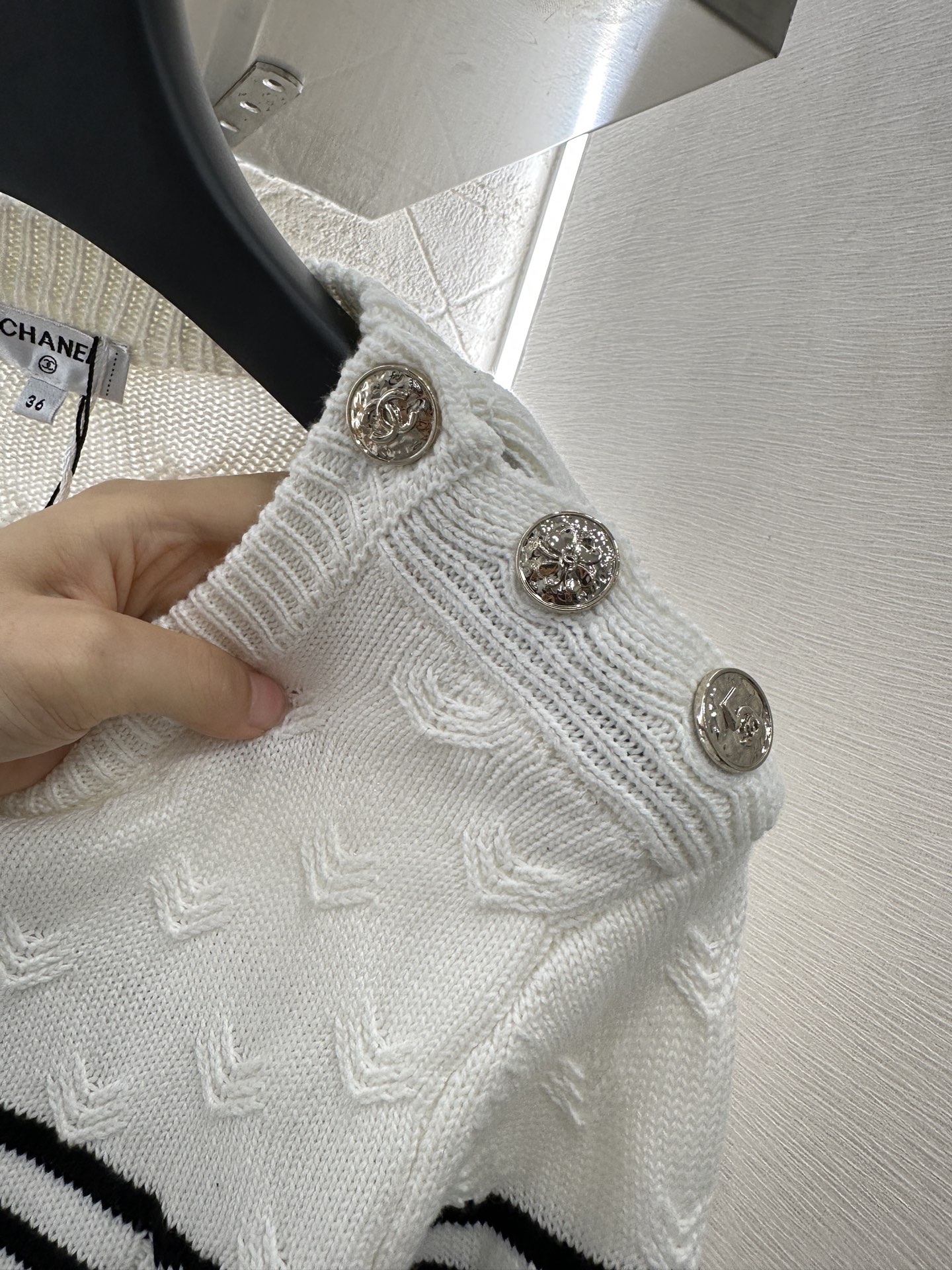 ♥Chane*♥2025新品上架
     条纹编织套头毛衣
定制YB羊毛纱线织造 质感高级 舒适柔软 