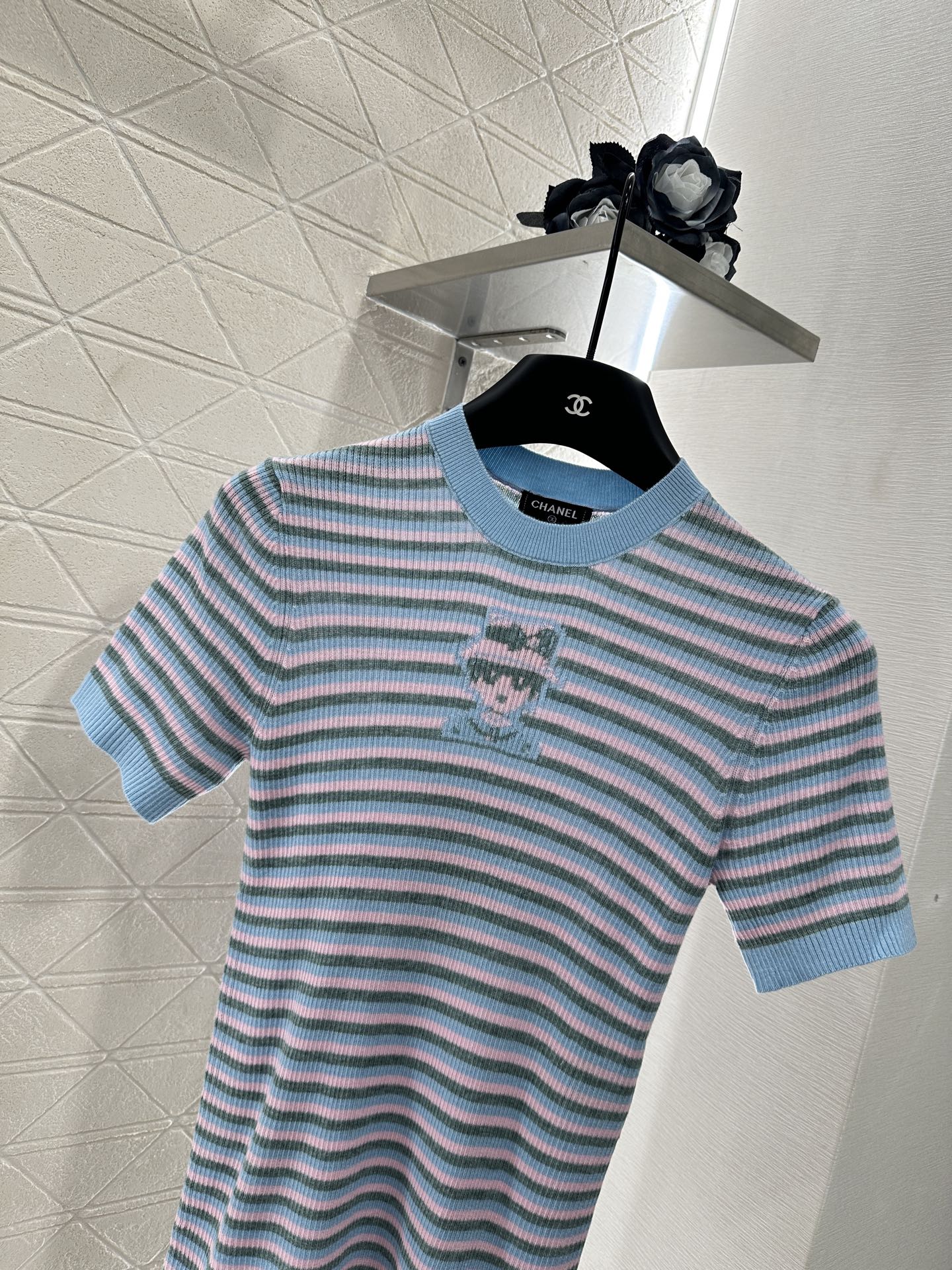 ♥Chane*♥2025新品上架
     条纹针织短袖上衣
定制YB羊绒纱线材质 细腻肌理 柔软舒适 