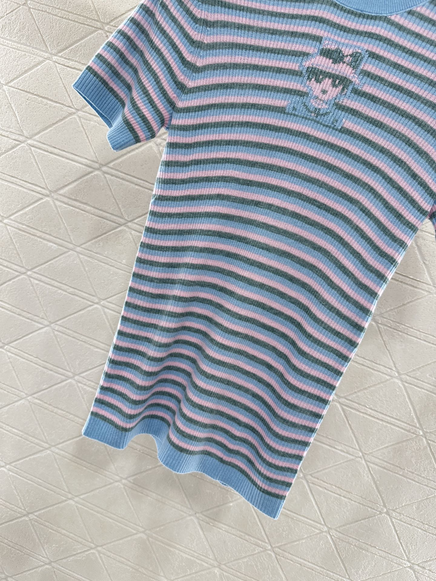 ♥Chane*♥2025新品上架
     条纹针织短袖上衣
定制YB羊绒纱线材质 细腻肌理 柔软舒适 