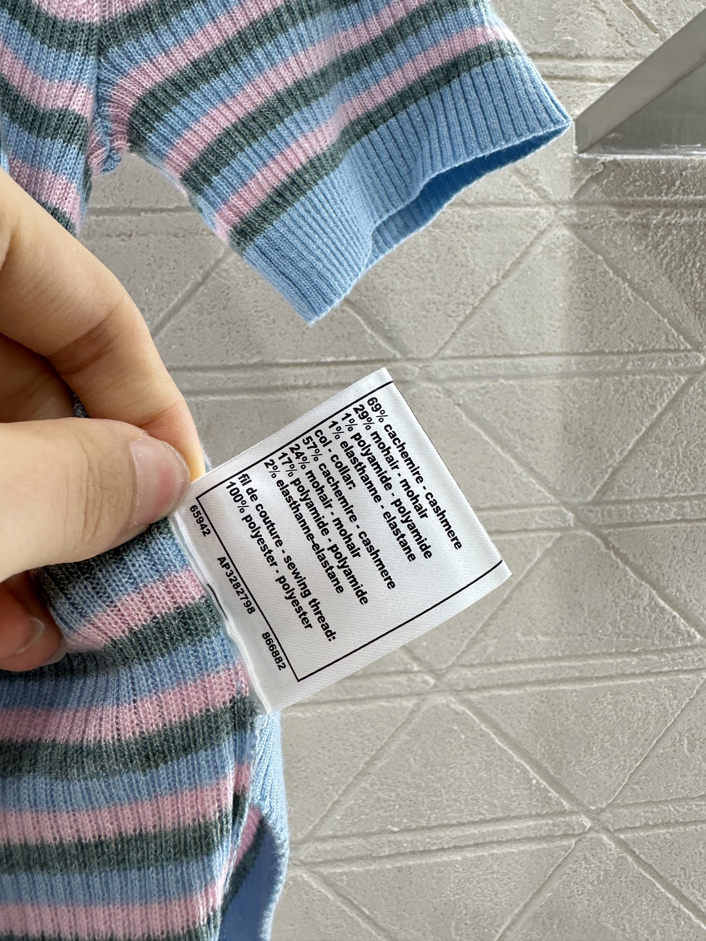 ♥Chane*♥2025新品上架
     条纹针织短袖上衣
定制YB羊绒纱线材质 细腻肌理 柔软舒适 