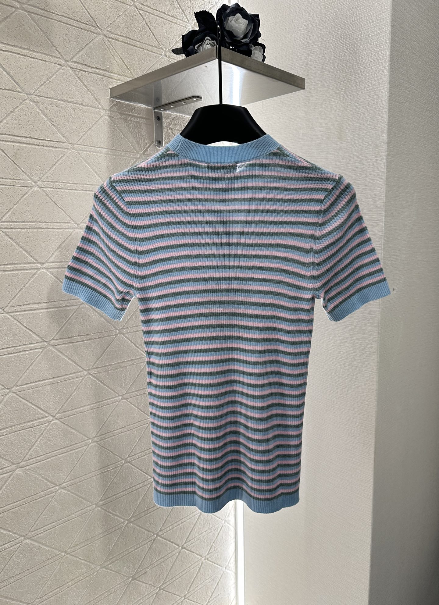 ♥Chane*♥2025新品上架
     条纹针织短袖上衣
定制YB羊绒纱线材质 细腻肌理 柔软舒适 