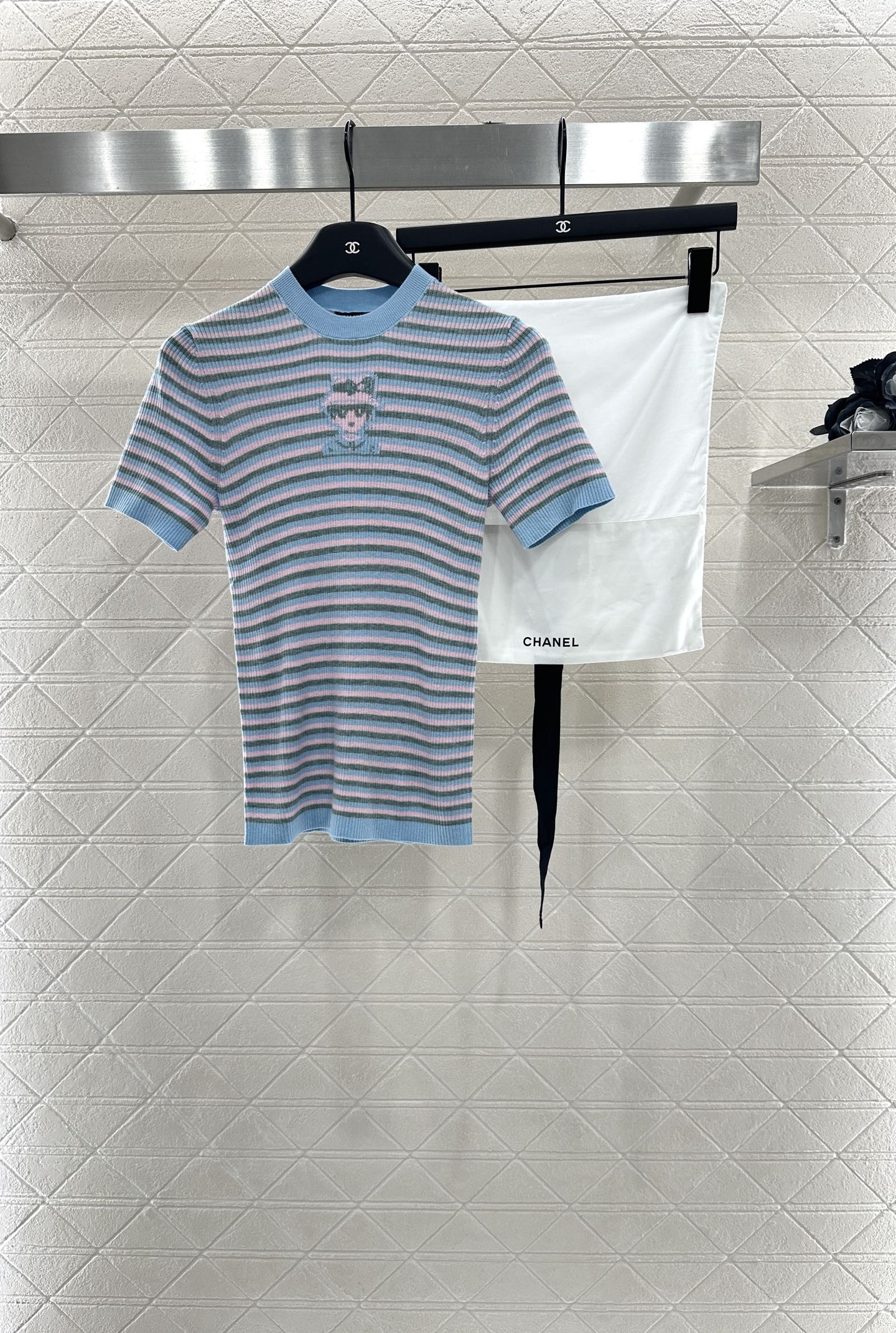 ♥Chane*♥2025新品上架
     条纹针织短袖上衣
定制YB羊绒纱线材质 细腻肌理 柔软舒适 