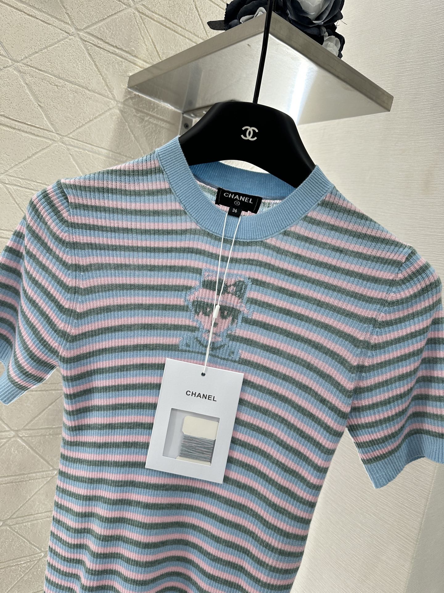 ♥Chane*♥2025新品上架
     条纹针织短袖上衣
定制YB羊绒纱线材质 细腻肌理 柔软舒适 