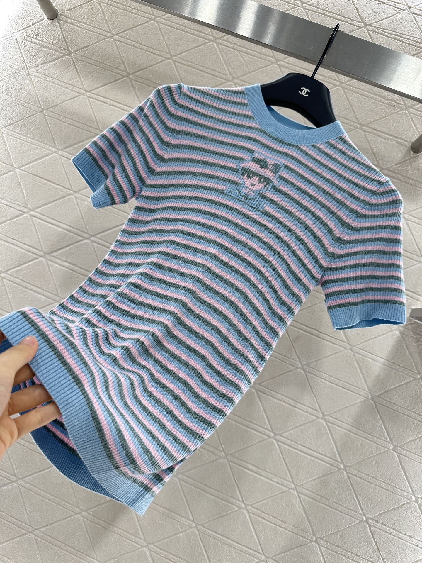 ♥Chane*♥2025新品上架
     条纹针织短袖上衣
定制YB羊绒纱线材质 细腻肌理 柔软舒适 