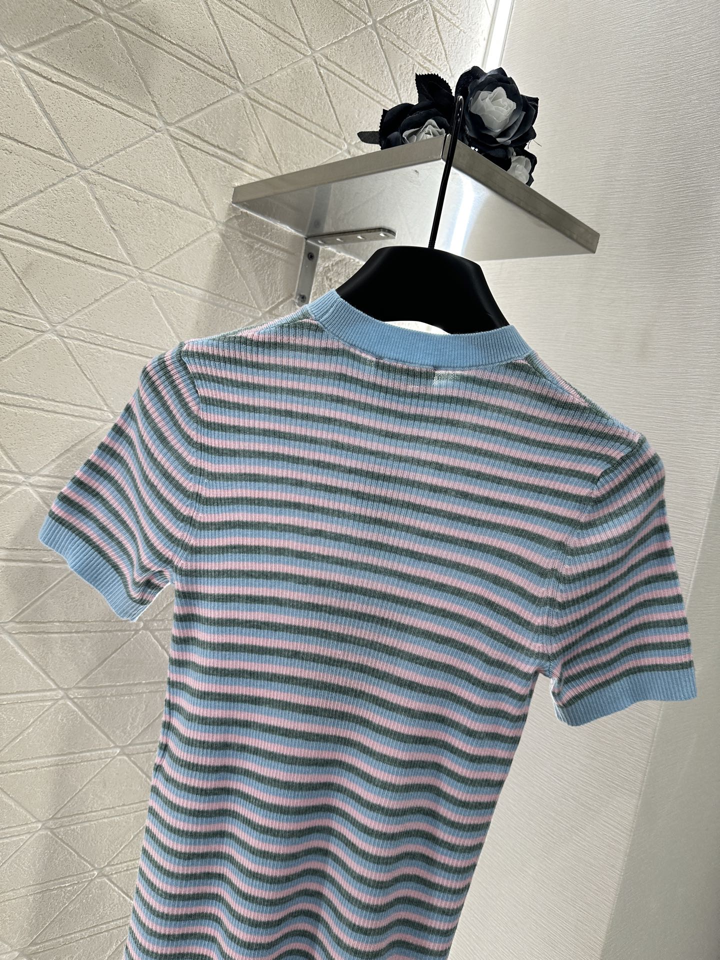 ♥Chane*♥2025新品上架
     条纹针织短袖上衣
定制YB羊绒纱线材质 细腻肌理 柔软舒适 