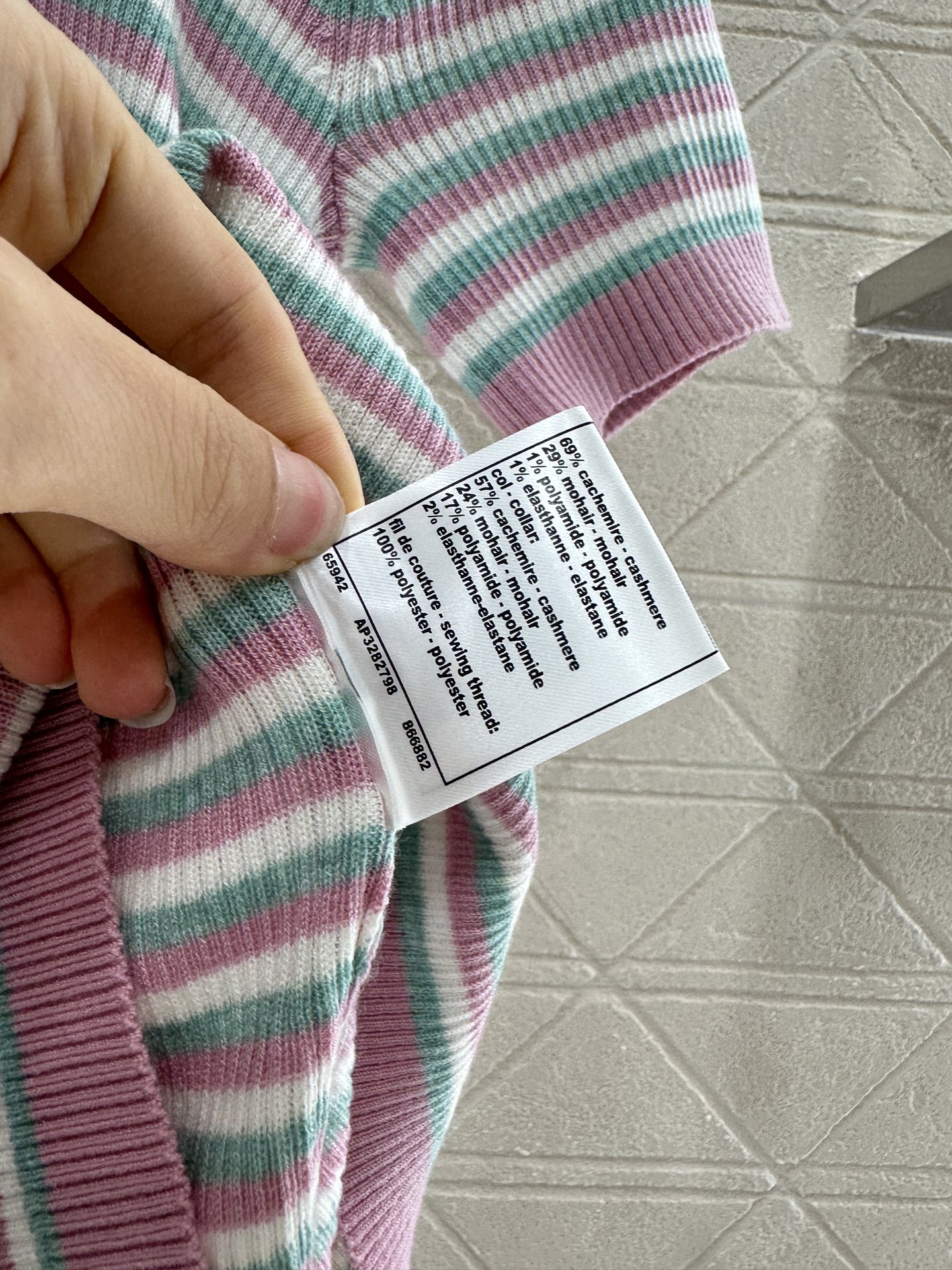 ♥Chane*♥2025新品上架
     条纹针织短袖上衣
定制YB羊绒纱线材质 细腻肌理 柔软舒适 