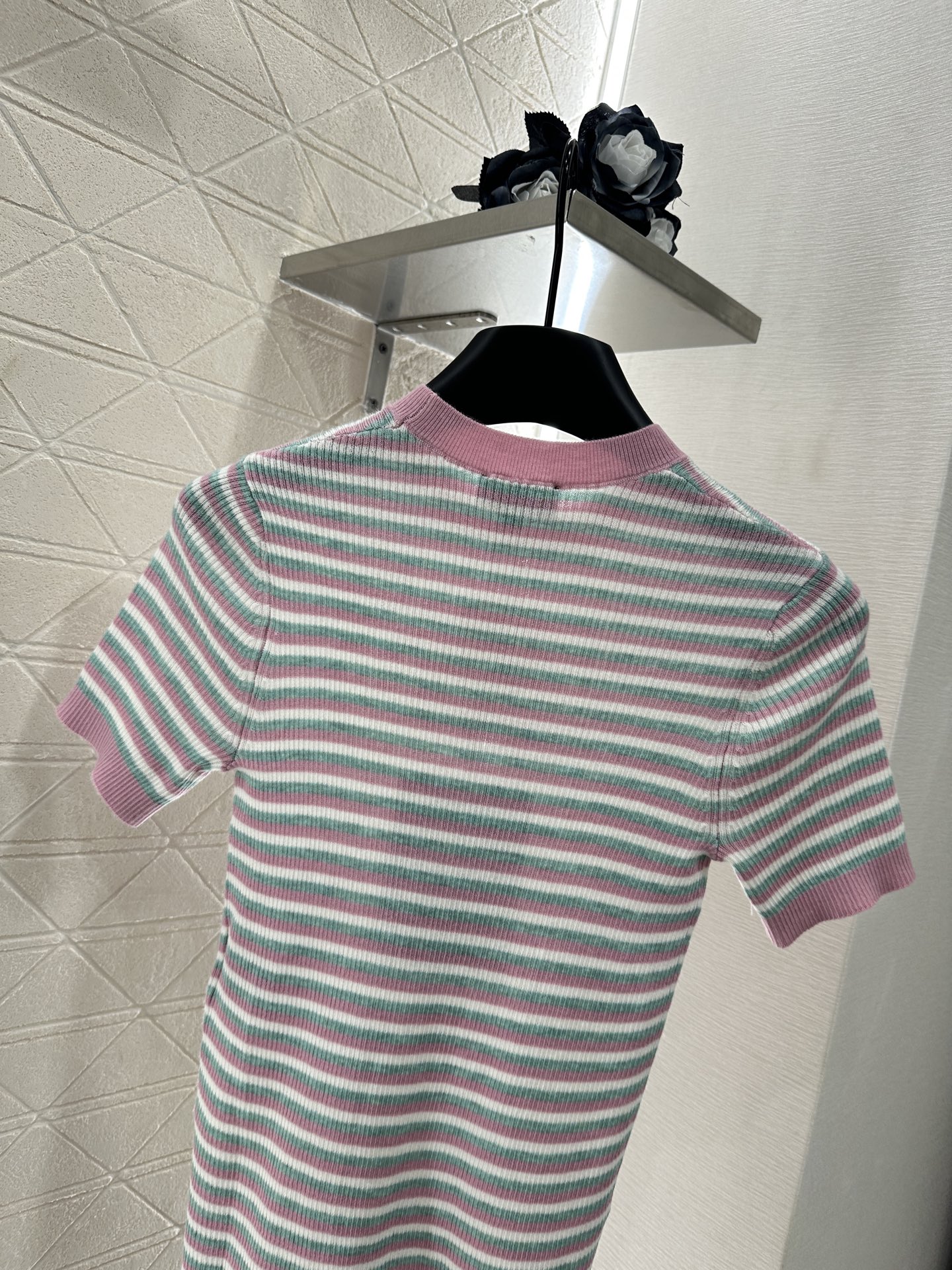 ♥Chane*♥2025新品上架
     条纹针织短袖上衣
定制YB羊绒纱线材质 细腻肌理 柔软舒适 