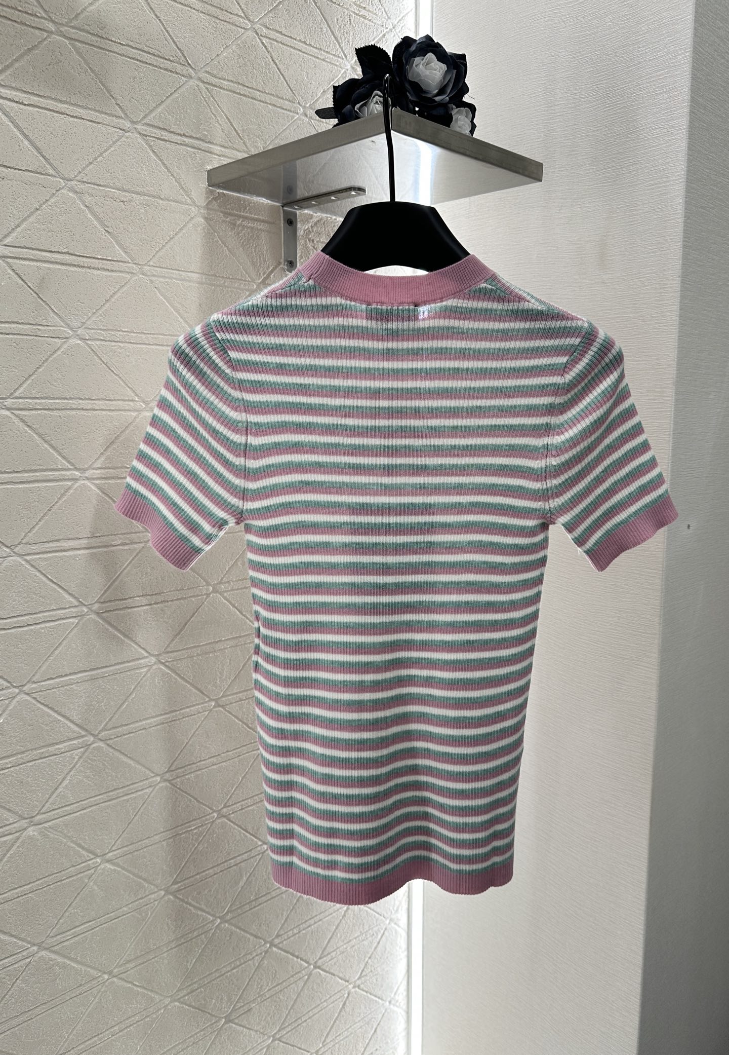 ♥Chane*♥2025新品上架
     条纹针织短袖上衣
定制YB羊绒纱线材质 细腻肌理 柔软舒适 