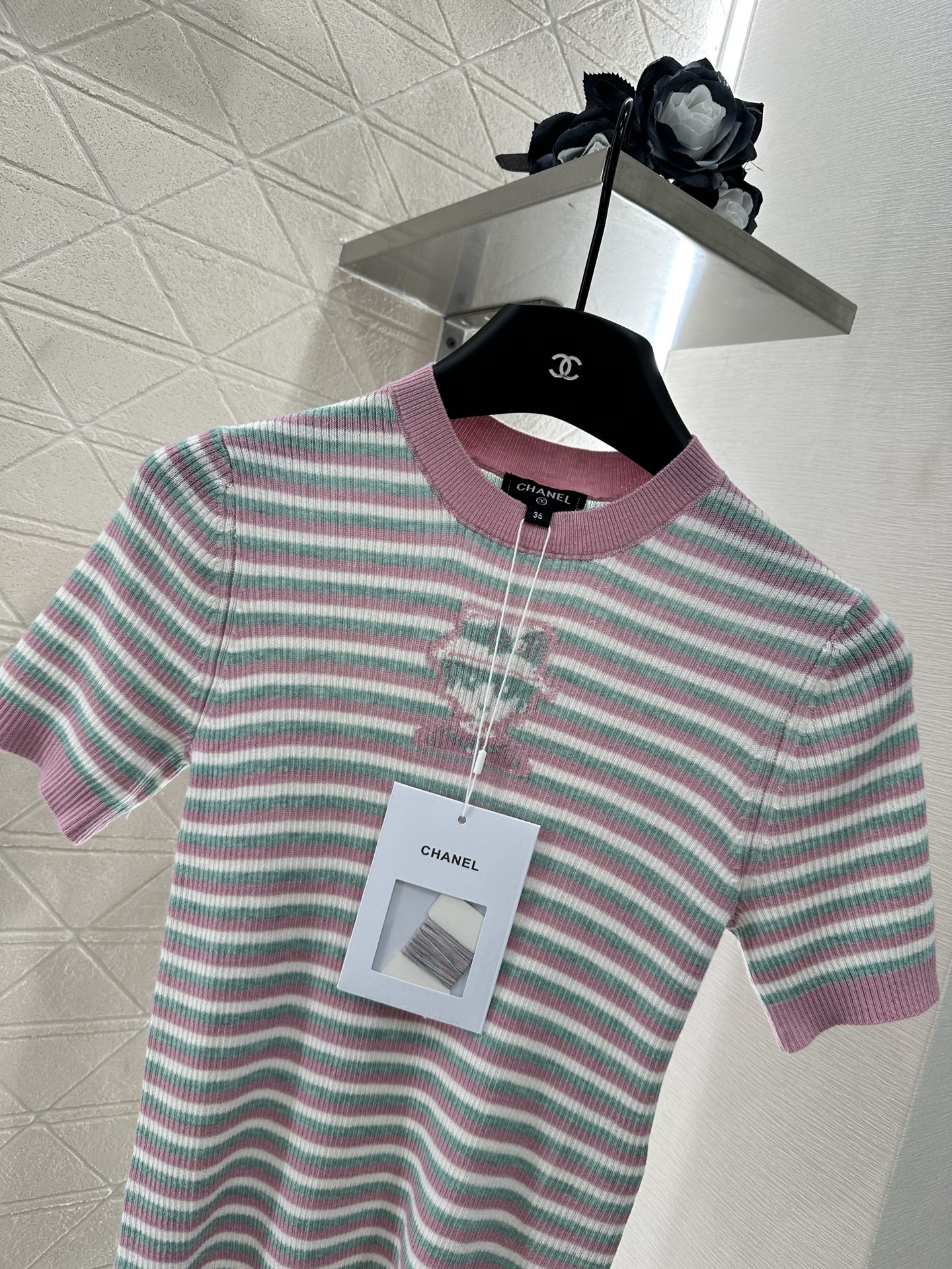 ♥Chane*♥2025新品上架
     条纹针织短袖上衣
定制YB羊绒纱线材质 细腻肌理 柔软舒适 