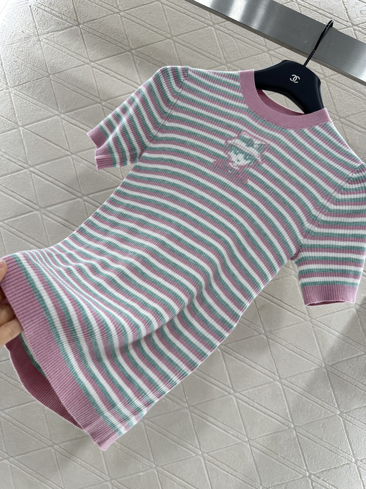 ♥Chane*♥2025新品上架
     条纹针织短袖上衣
定制YB羊绒纱线材质 细腻肌理 柔软舒适 