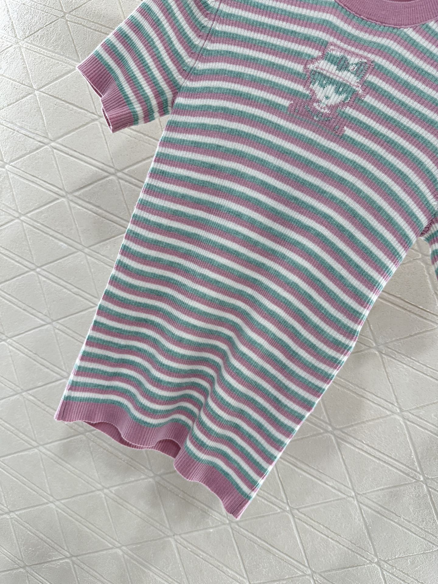 ♥Chane*♥2025新品上架
     条纹针织短袖上衣
定制YB羊绒纱线材质 细腻肌理 柔软舒适 