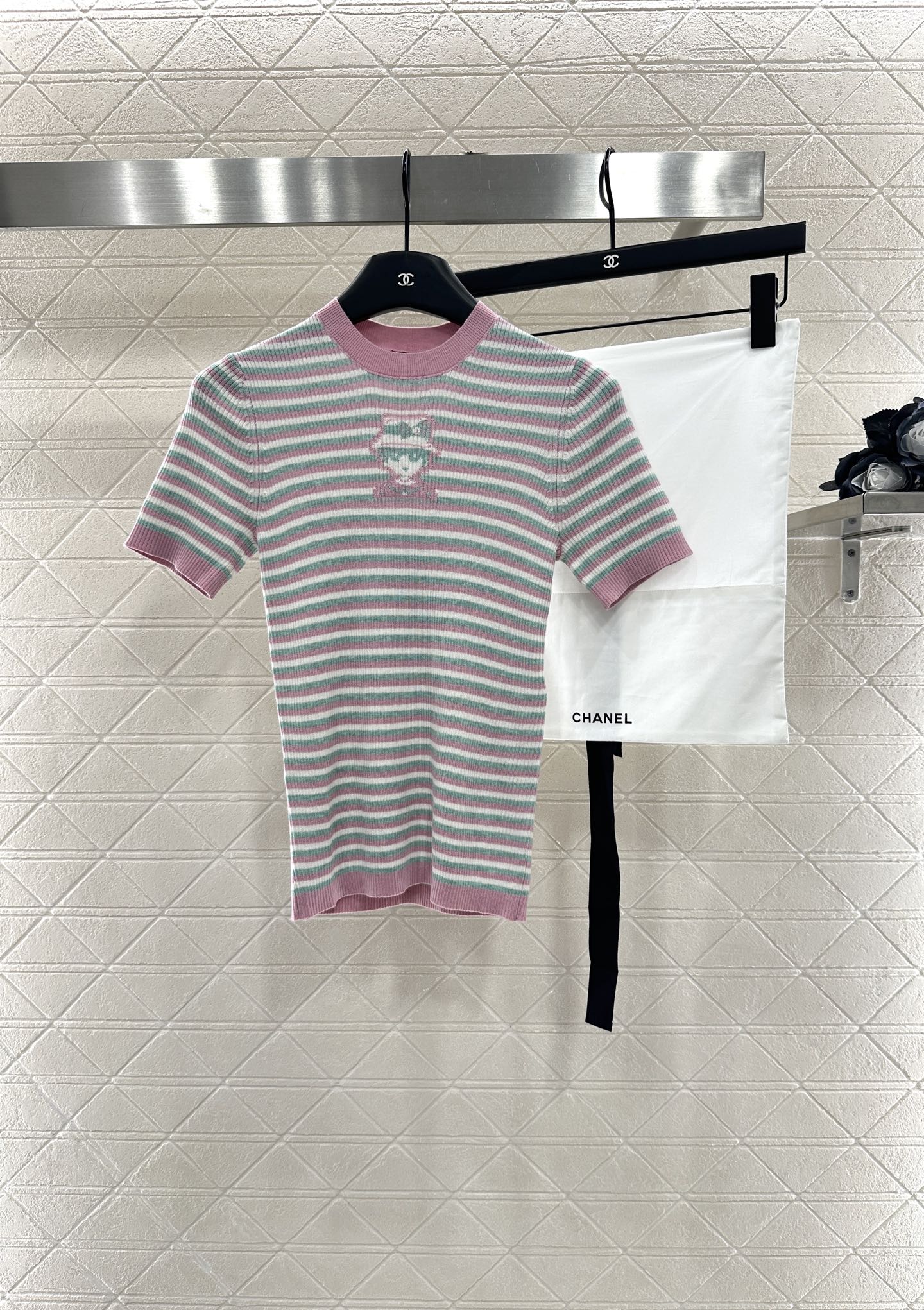 ♥Chane*♥2025新品上架
     条纹针织短袖上衣
定制YB羊绒纱线材质 细腻肌理 柔软舒适 