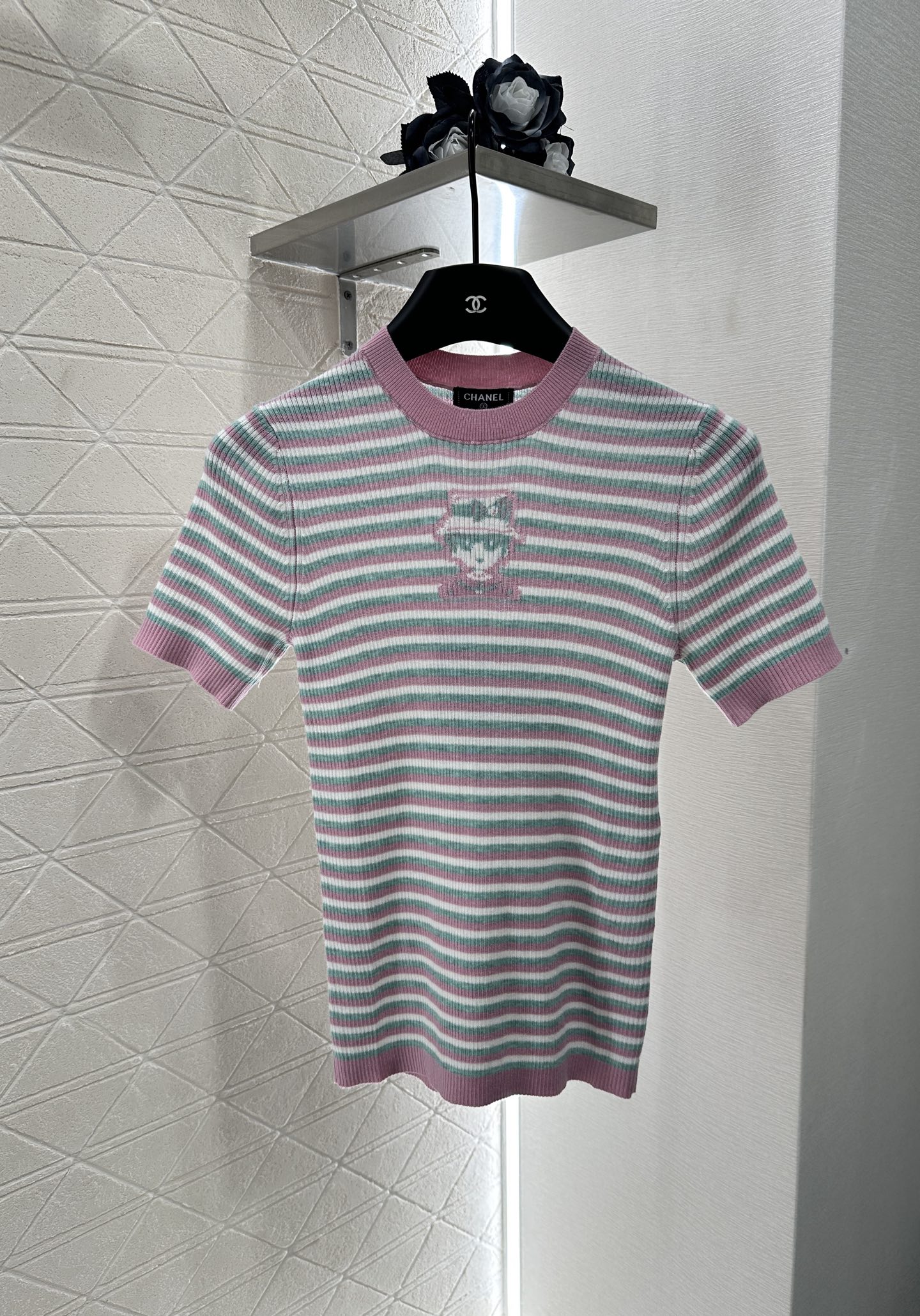 ♥Chane*♥2025新品上架
     条纹针织短袖上衣
定制YB羊绒纱线材质 细腻肌理 柔软舒适 