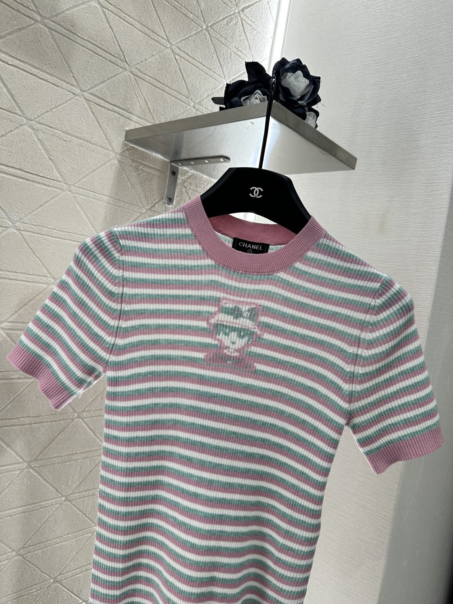 ♥Chane*♥2025新品上架
     条纹针织短袖上衣
定制YB羊绒纱线材质 细腻肌理 柔软舒适 