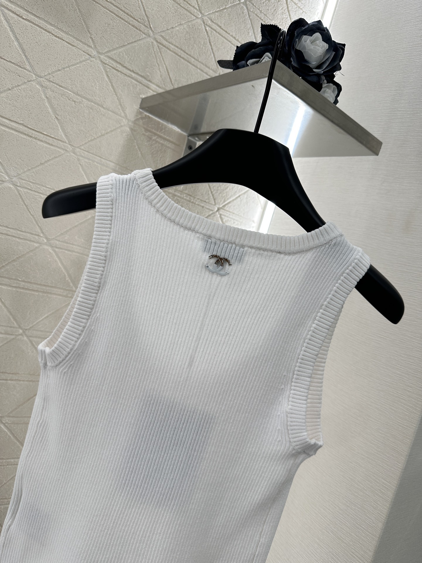 ♥Chane*♥2025新品上架
     镂空针织背心上衣
定制YB进口纱线织造 肌理细腻 舒适有型 