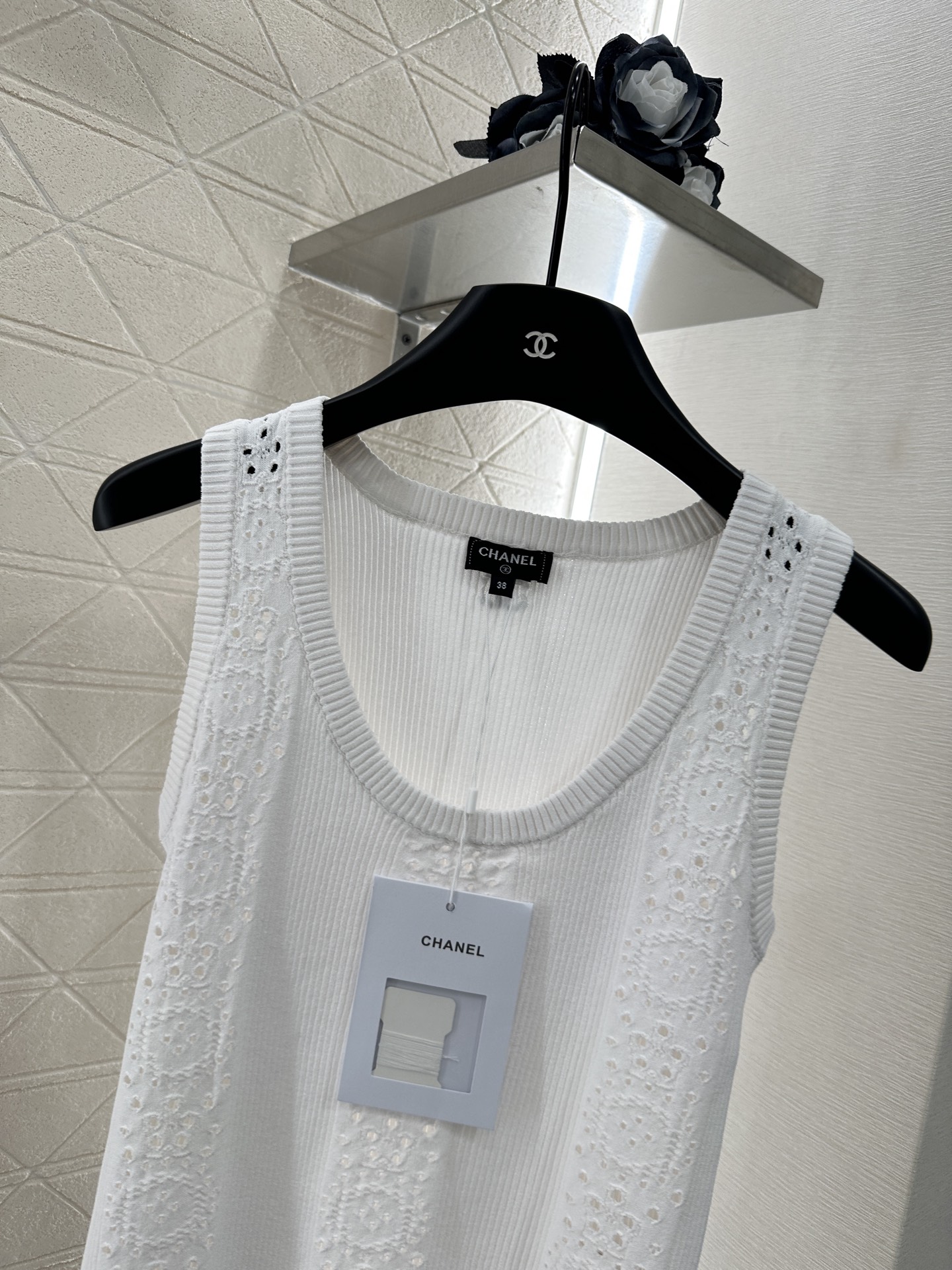 ♥Chane*♥2025新品上架
     镂空针织背心上衣
定制YB进口纱线织造 肌理细腻 舒适有型 