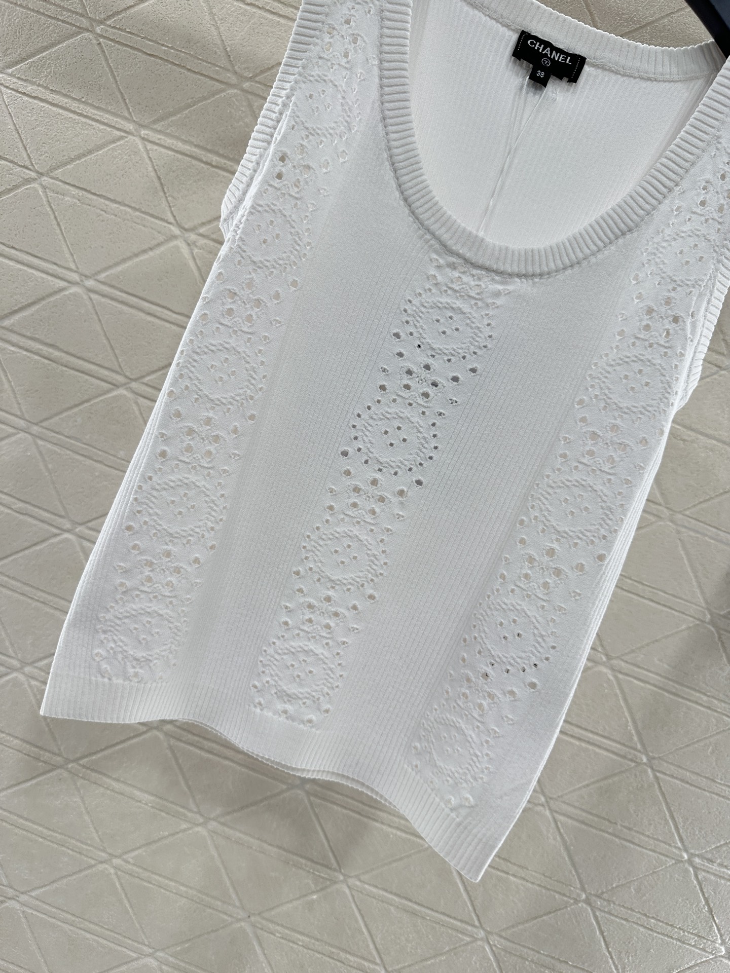 ♥Chane*♥2025新品上架
     镂空针织背心上衣
定制YB进口纱线织造 肌理细腻 舒适有型 