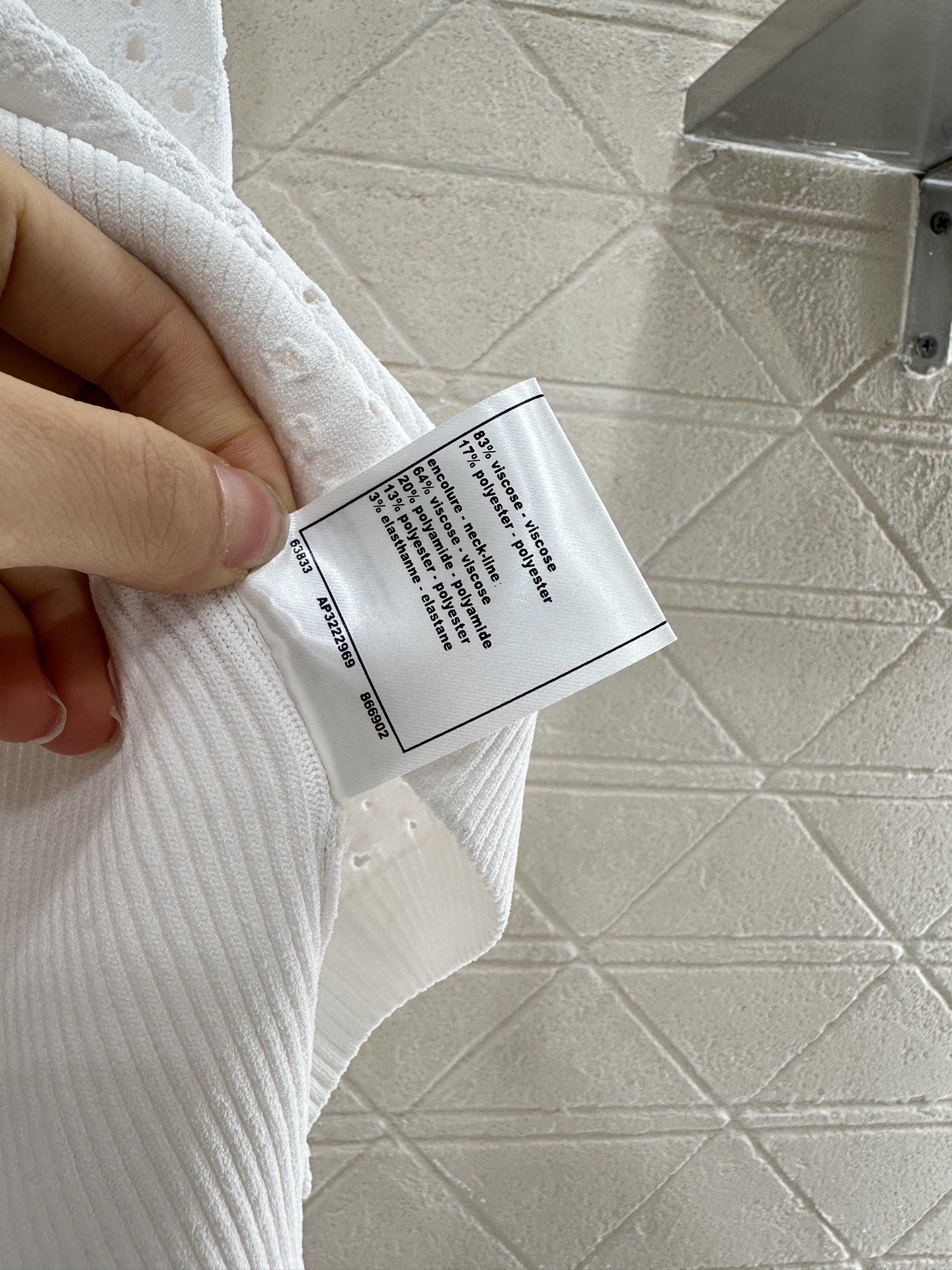 ♥Chane*♥2025新品上架
     镂空针织背心上衣
定制YB进口纱线织造 肌理细腻 舒适有型 