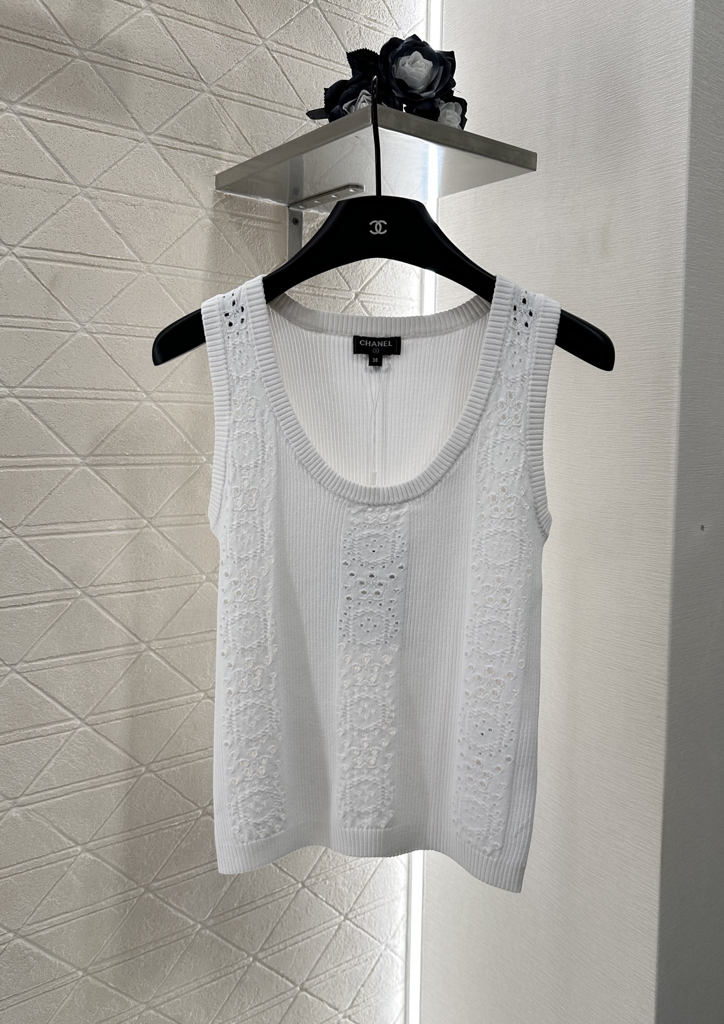 ♥Chane*♥2025新品上架
     镂空针织背心上衣
定制YB进口纱线织造 肌理细腻 舒适有型 