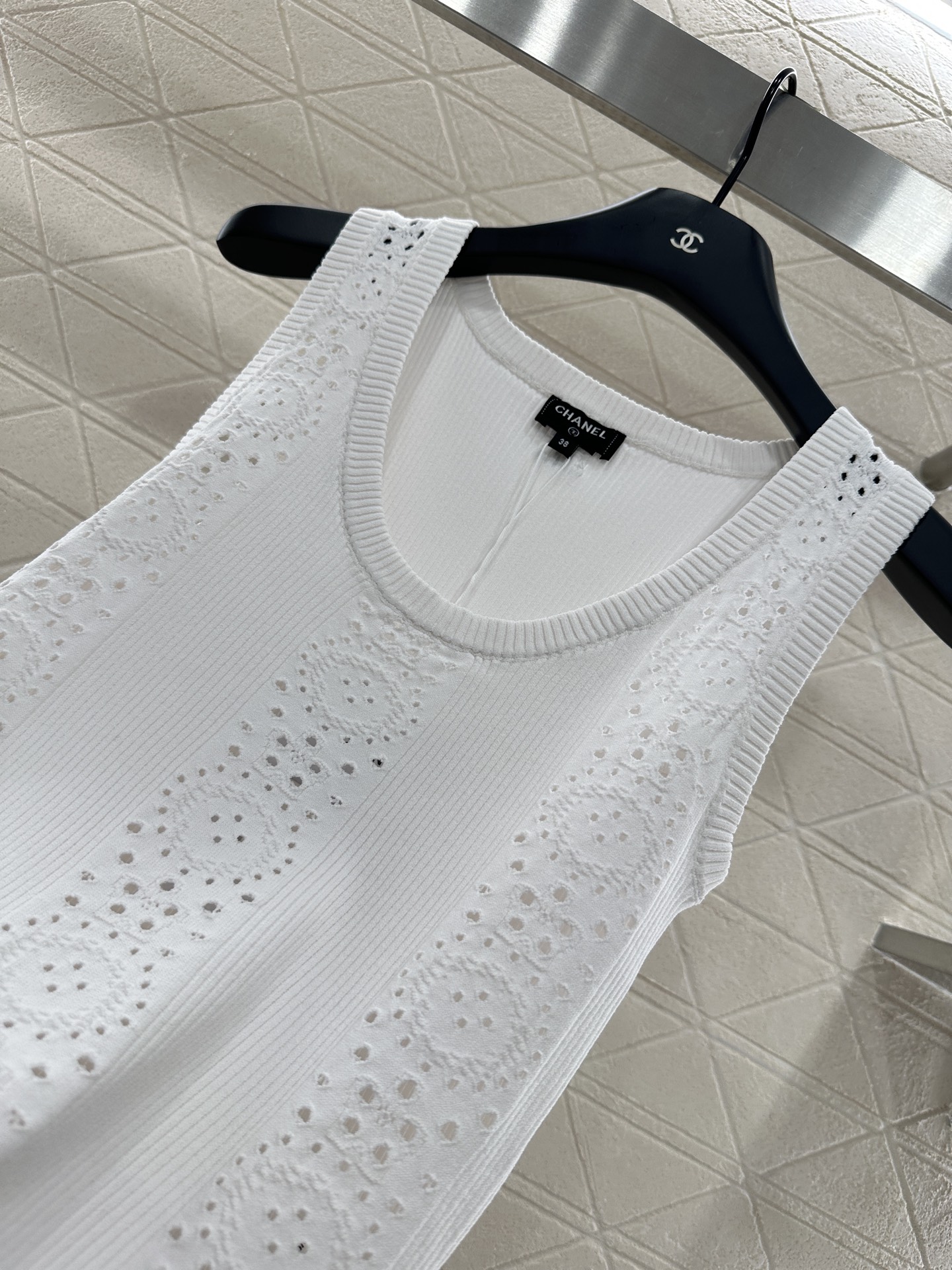 ♥Chane*♥2025新品上架
     镂空针织背心上衣
定制YB进口纱线织造 肌理细腻 舒适有型 