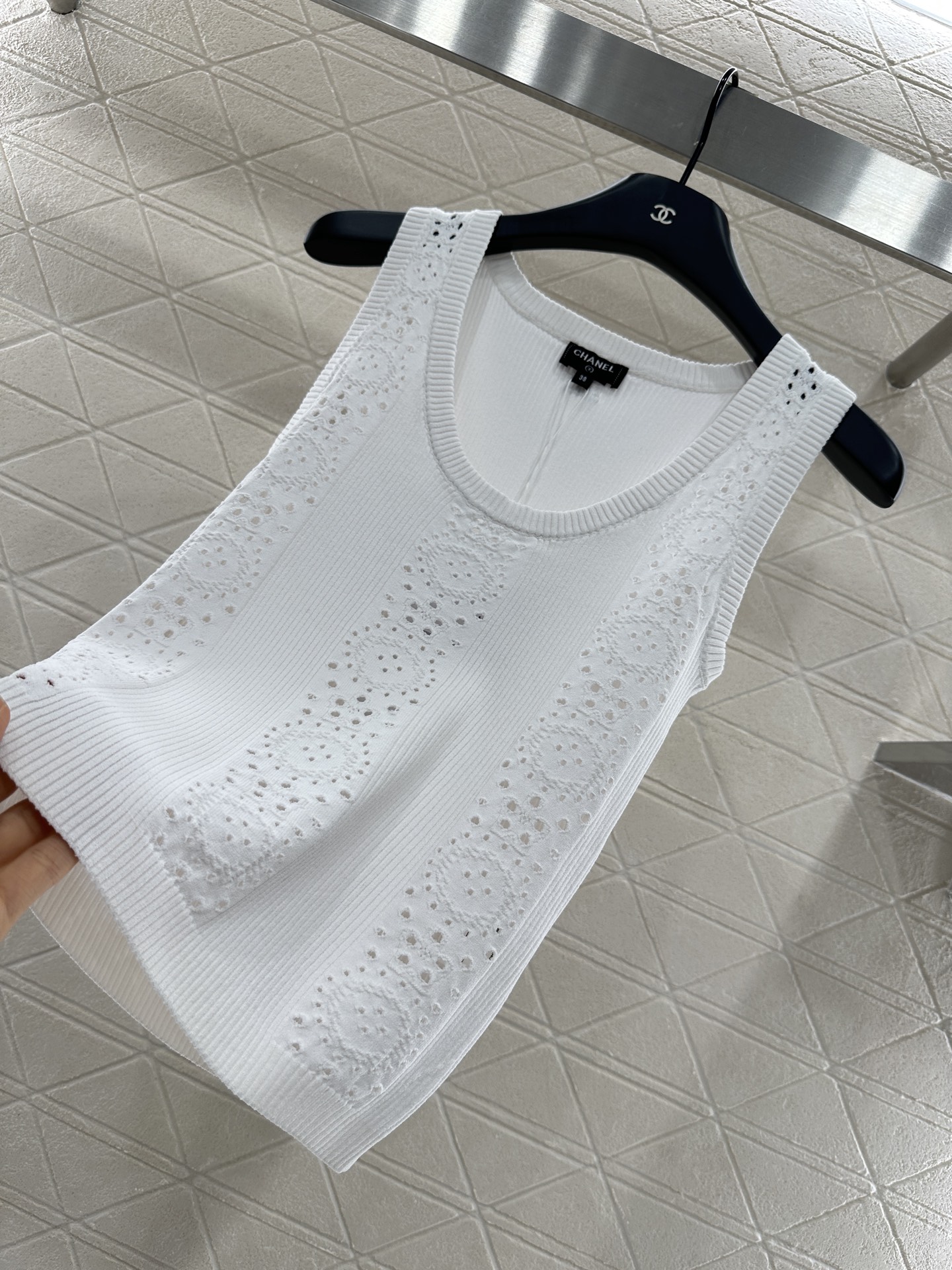 ♥Chane*♥2025新品上架
     镂空针织背心上衣
定制YB进口纱线织造 肌理细腻 舒适有型 