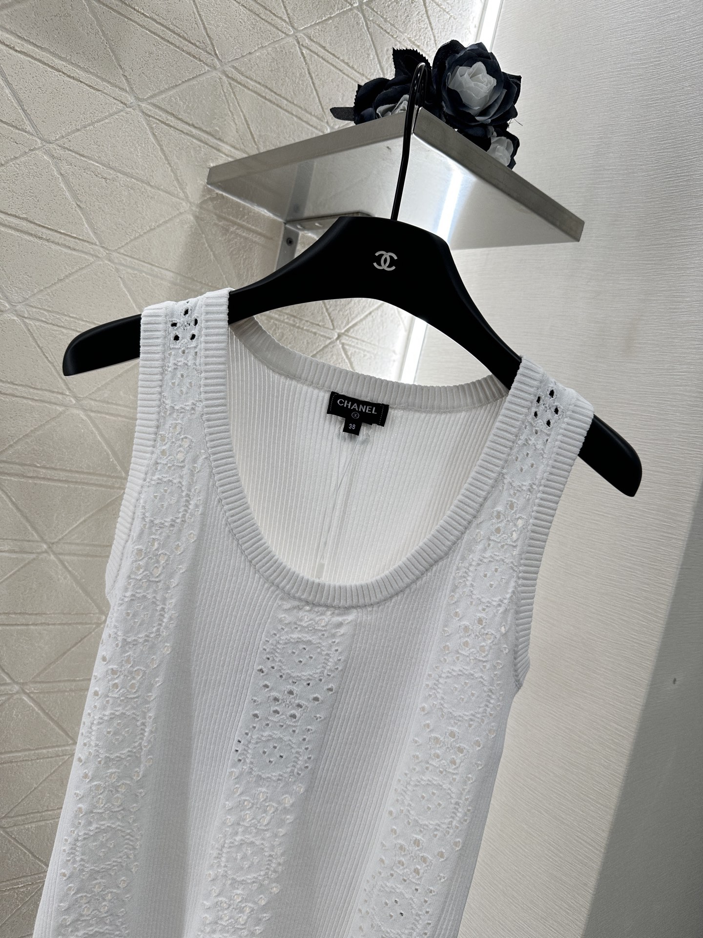 ♥Chane*♥2025新品上架
     镂空针织背心上衣
定制YB进口纱线织造 肌理细腻 舒适有型 