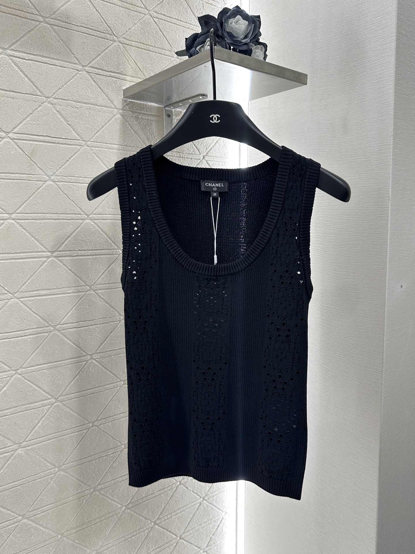 ♥Chane*♥2025新品上架
     镂空针织背心上衣
定制YB进口纱线织造 肌理细腻 舒适有型 